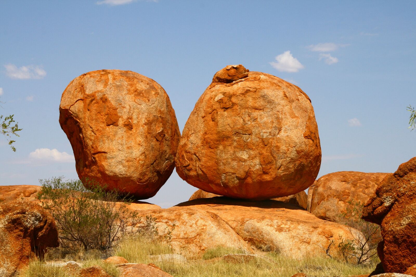 Canon EOS 400D (EOS Digital Rebel XTi / EOS Kiss Digital X) sample photo. Devils marbles, australia, outback photography
