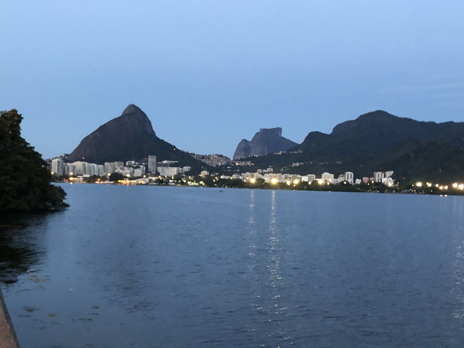 iPhone 8 back camera 3.99mm f/1.8 sample photo. Lagoa rodrigo de freitas photography