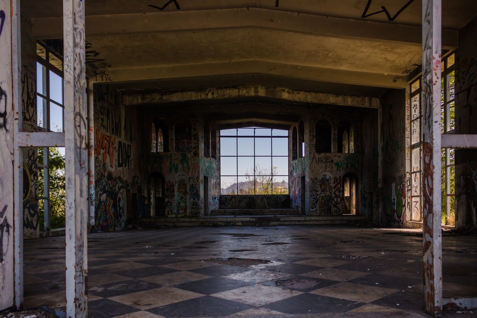 Canon EOS 750D (EOS Rebel T6i / EOS Kiss X8i) sample photo. Abandoned, church, architecture photography