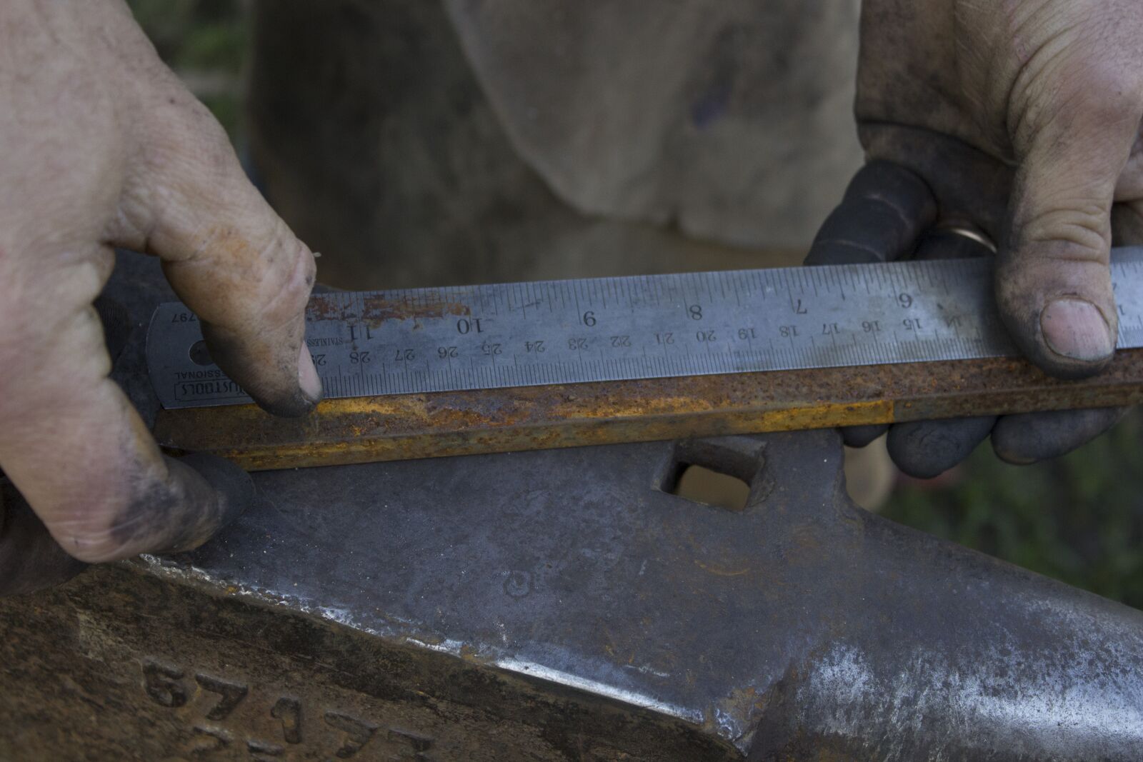 Canon EOS 600D (Rebel EOS T3i / EOS Kiss X5) sample photo. Wood, hammer, man photography