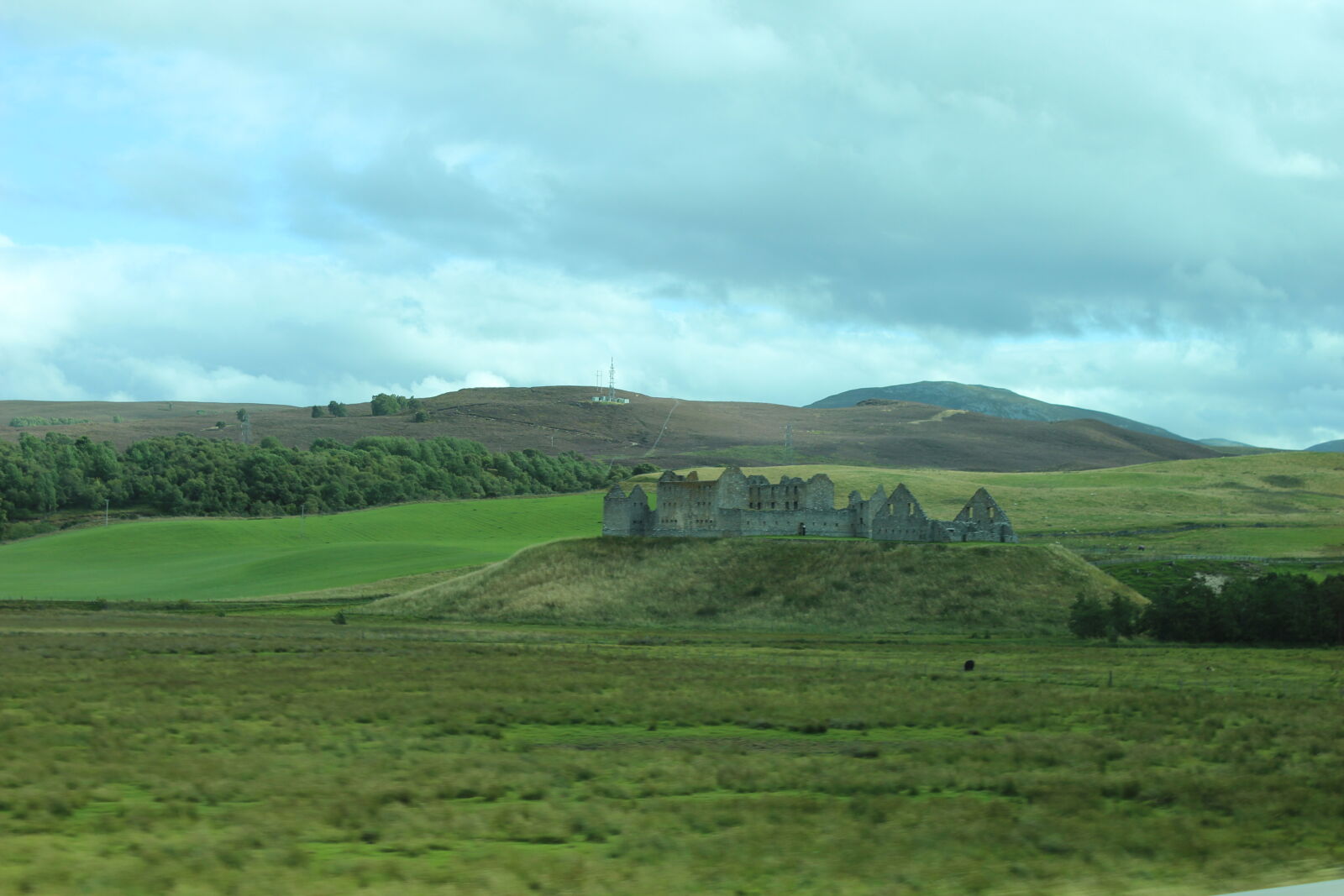 Canon EOS 600D (Rebel EOS T3i / EOS Kiss X5) sample photo. Castle, ruins, green, hills photography