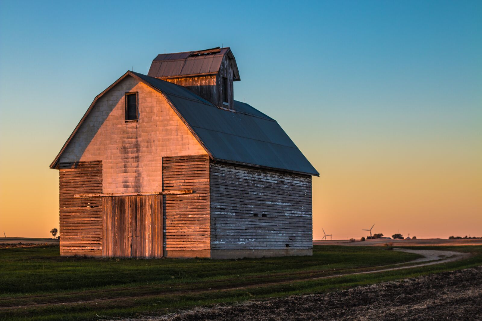 Canon EOS 70D + Canon EF 50mm F1.8 II sample photo. Barn, sunset, aging photography