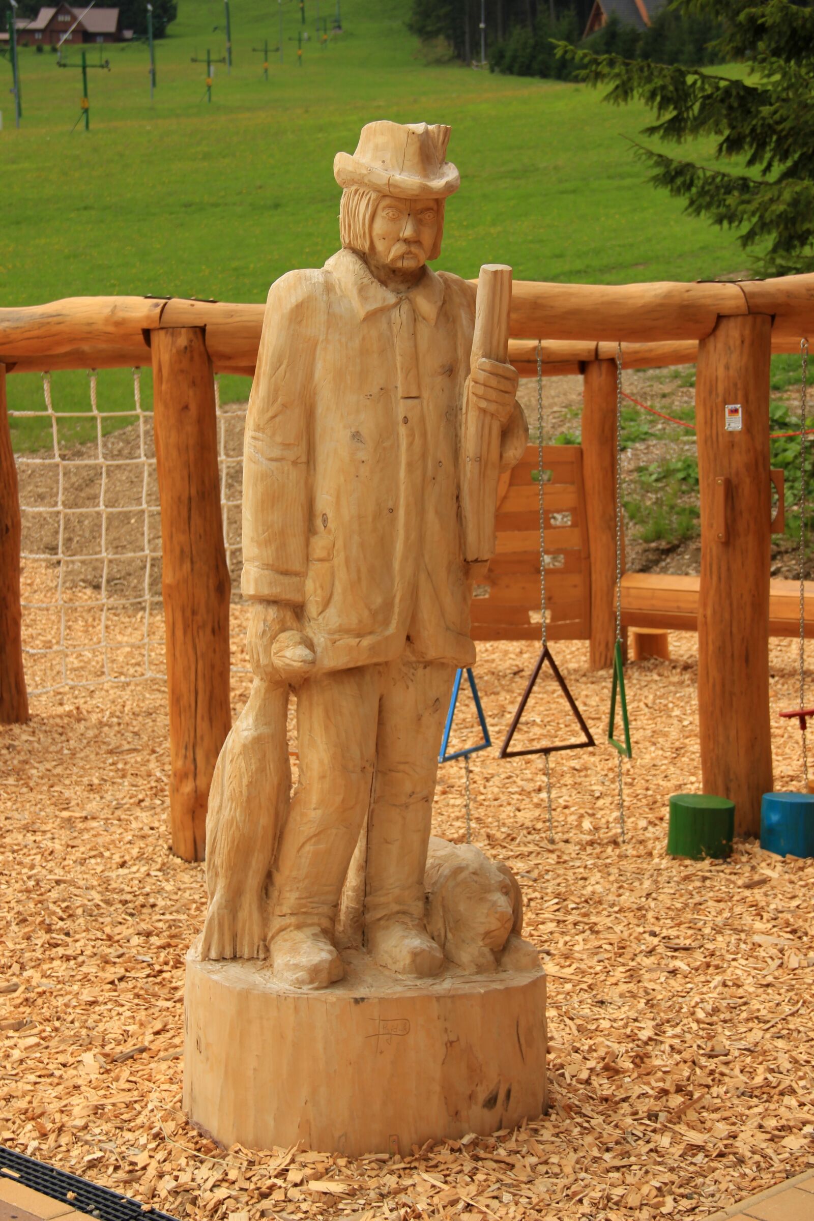 Canon EF-S 18-135mm F3.5-5.6 IS sample photo. Statue, wood, hunter photography