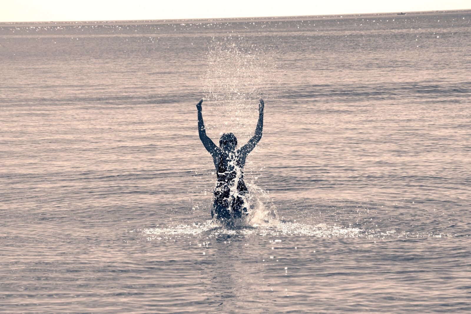 Canon EOS 1000D (EOS Digital Rebel XS / EOS Kiss F) sample photo. Sea, woman, beach photography