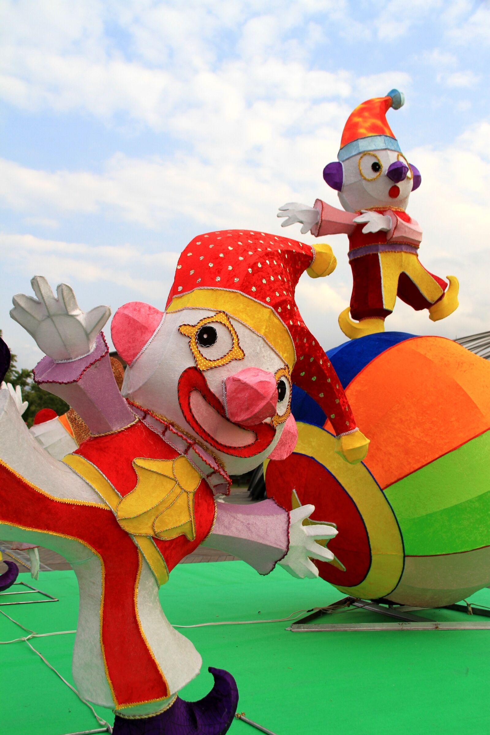 Canon EF-S 18-200mm F3.5-5.6 IS sample photo. Flower 燈, puppet, clown photography