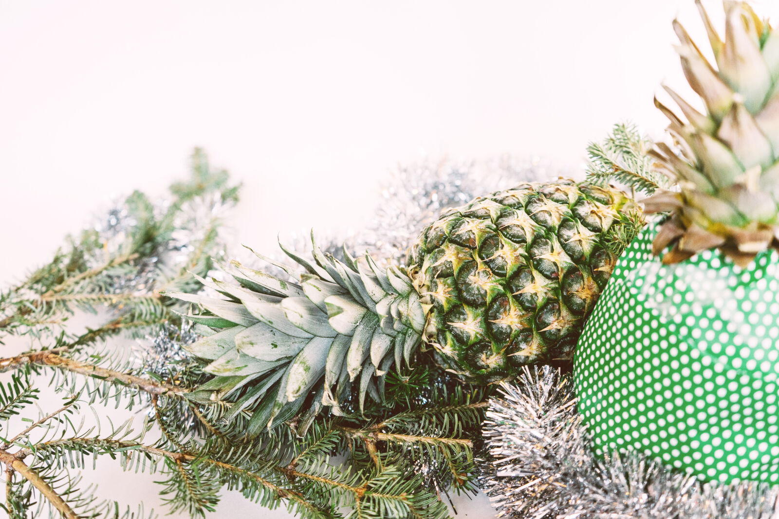 Sony a7 II + Sony FE 28-70mm F3.5-5.6 OSS sample photo. Christmas, christmas, present, copyspace photography
