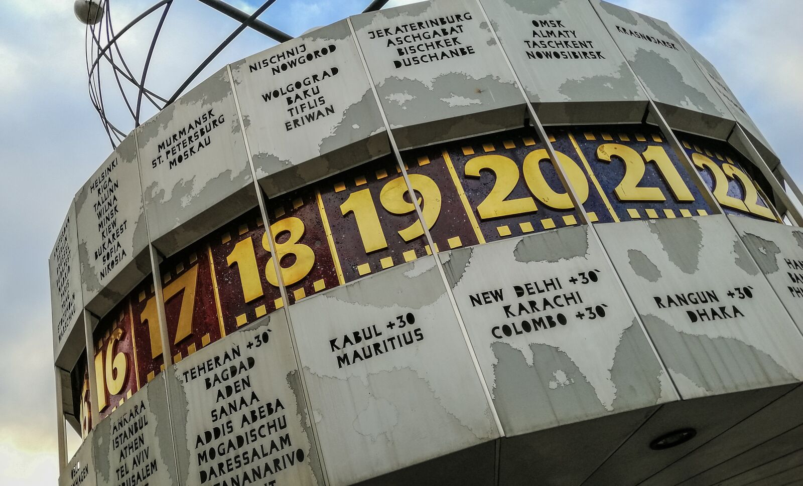 HUAWEI SNE-LX1 sample photo. Berlin, world clock, clock photography