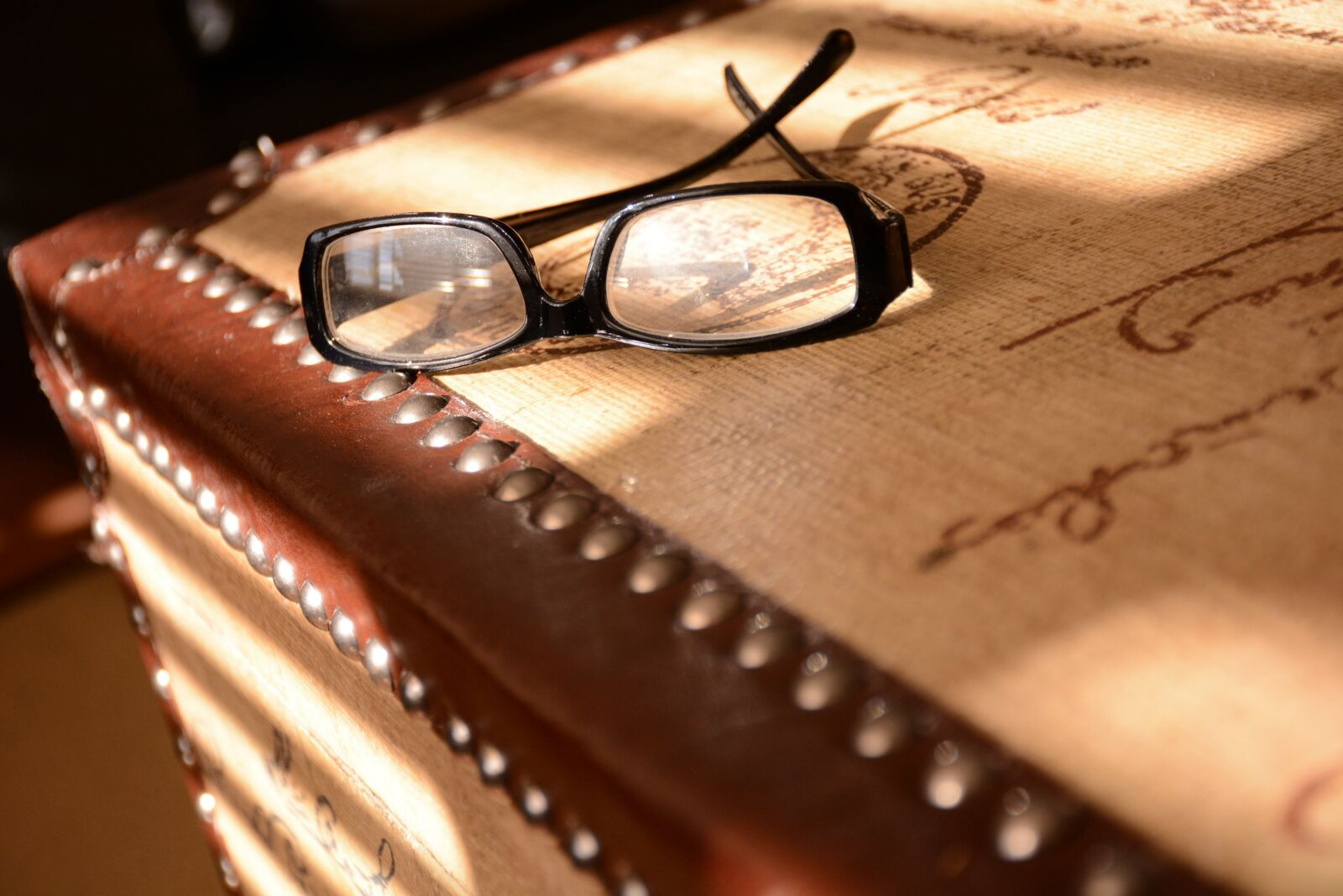 Nikon D7100 sample photo. Old, leading lines, box photography