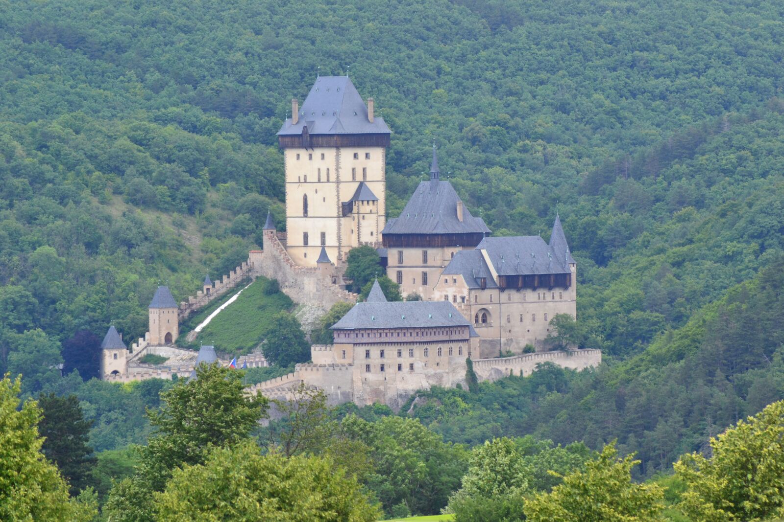 Nikon D3100 sample photo. Karlstejn, castle, the walls photography