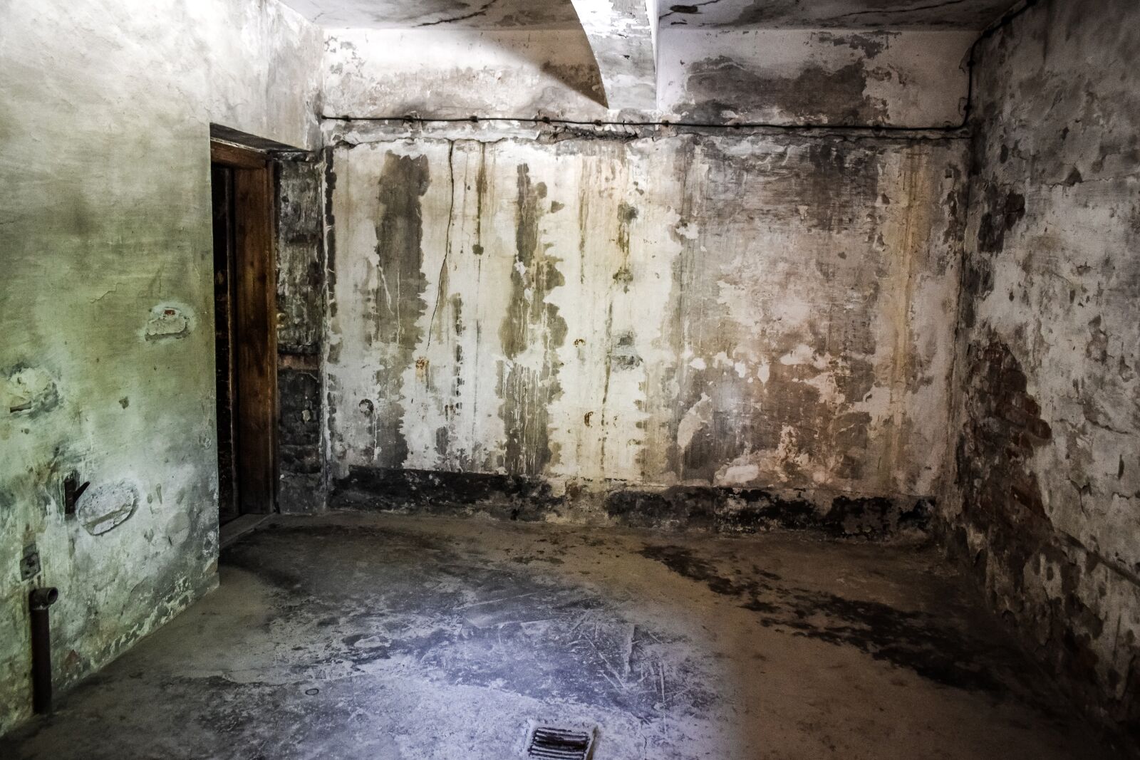 Nikon D3300 sample photo. Auschwitz, concentration camp, death photography