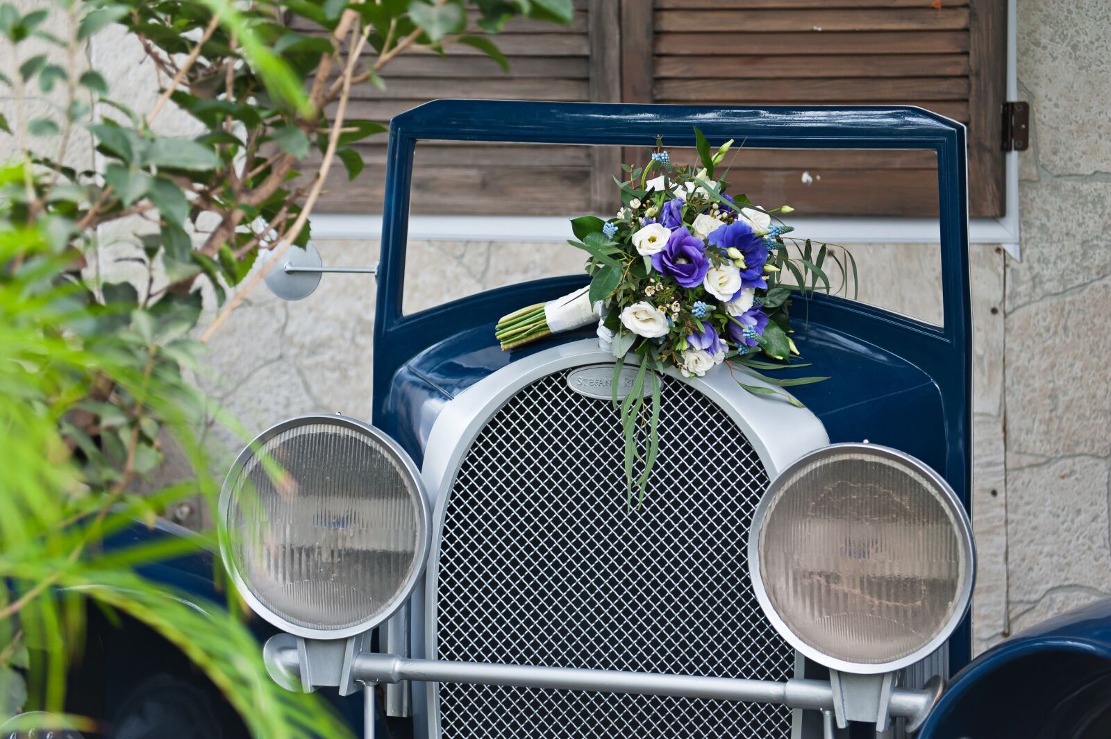 Nikon D700 sample photo. Bouquet, old car, classic photography