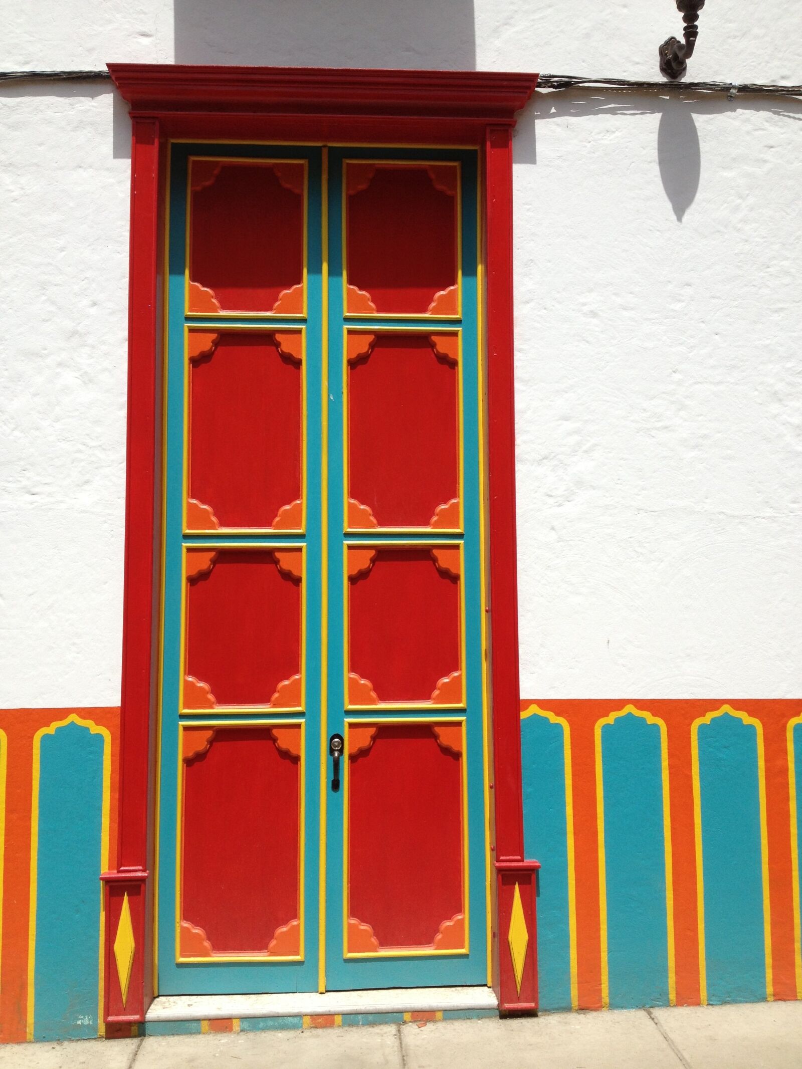 Apple iPhone 4S sample photo. Door, people, picturesque photography
