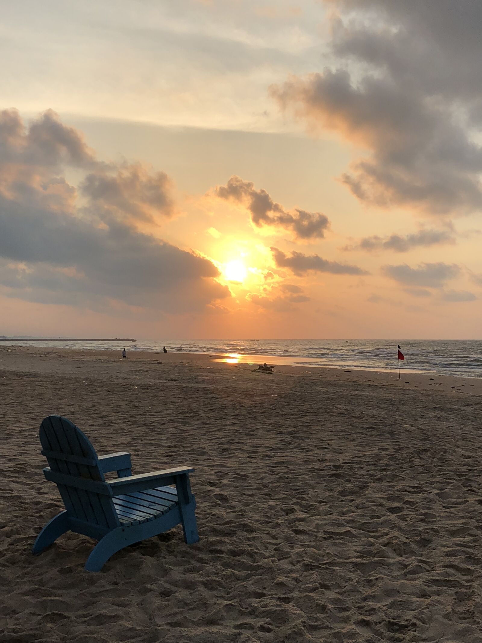 iPhone X back dual camera 4mm f/1.8 sample photo. Vietnam, beach, seashore photography