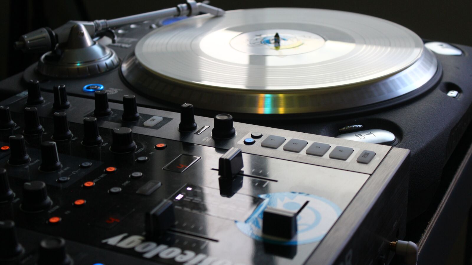 Canon EOS 600D (Rebel EOS T3i / EOS Kiss X5) sample photo. Turntable, dj, mix photography