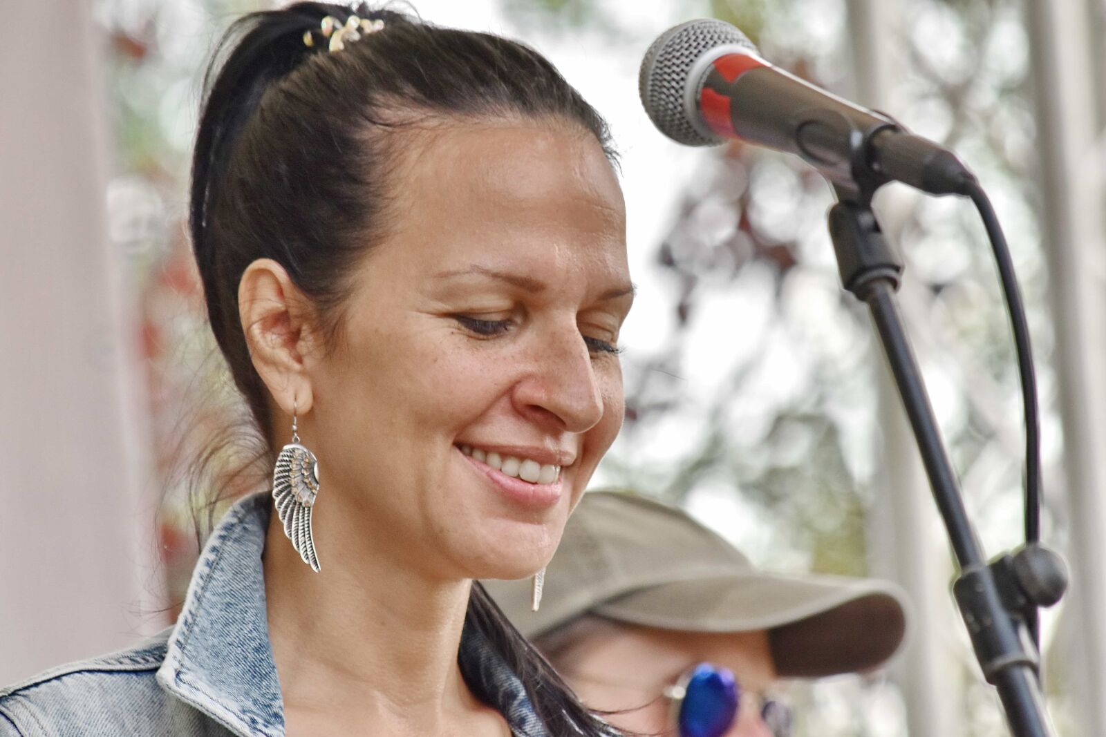Nikon D5500 sample photo. Pretty girl, singer, smile photography