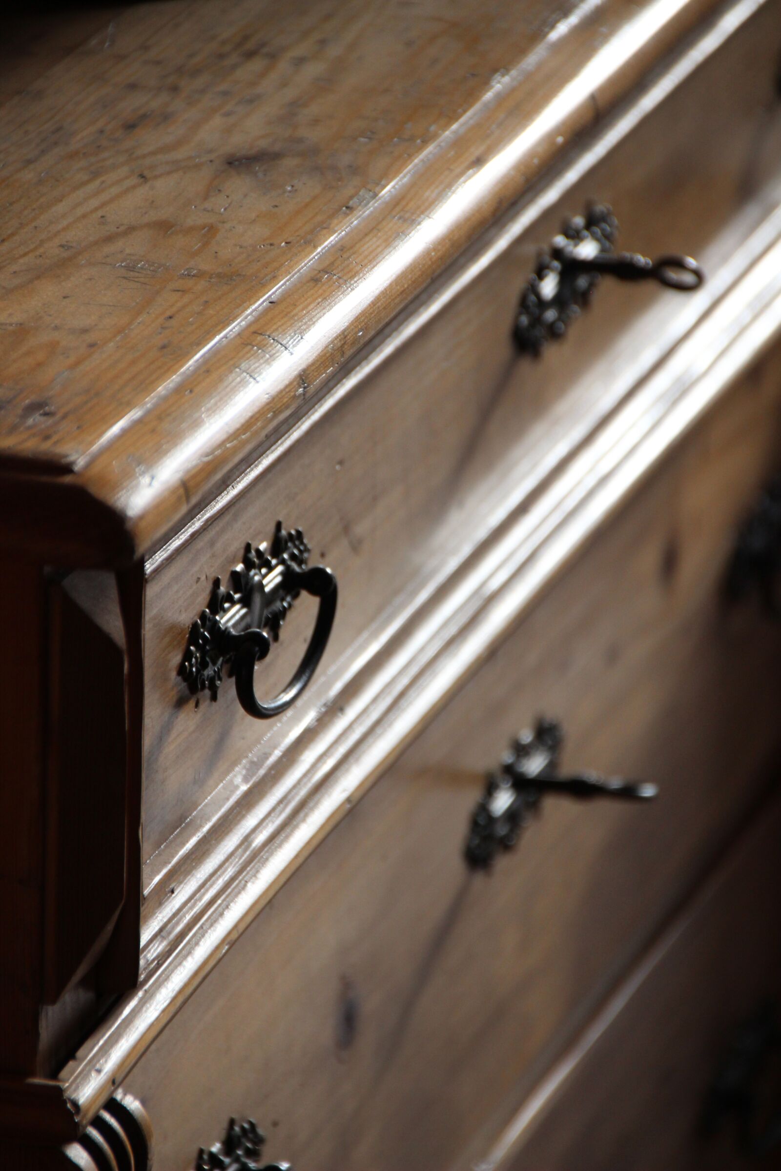 Canon EOS 600D (Rebel EOS T3i / EOS Kiss X5) sample photo. Chest of drawers, furniture photography