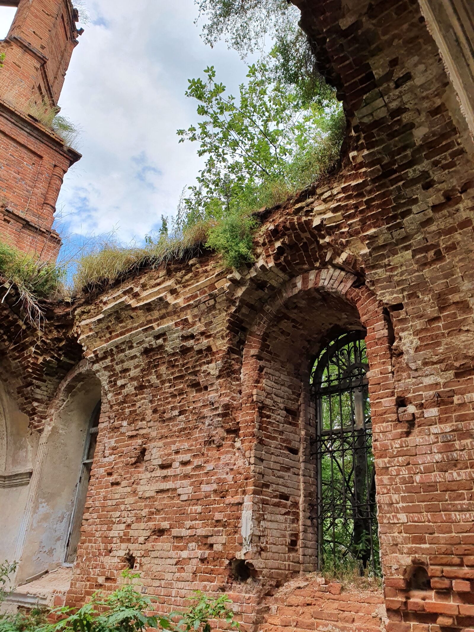 Samsung Galaxy S10 sample photo. Church, brick, the ruins photography