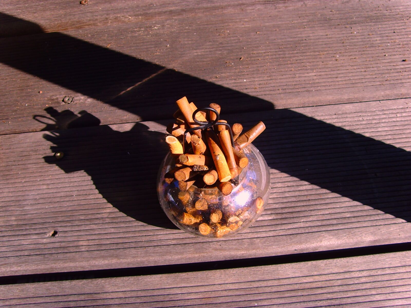 Samsung NV3,  VLUU NV3 sample photo. Cigarettes, tilt, cant photography