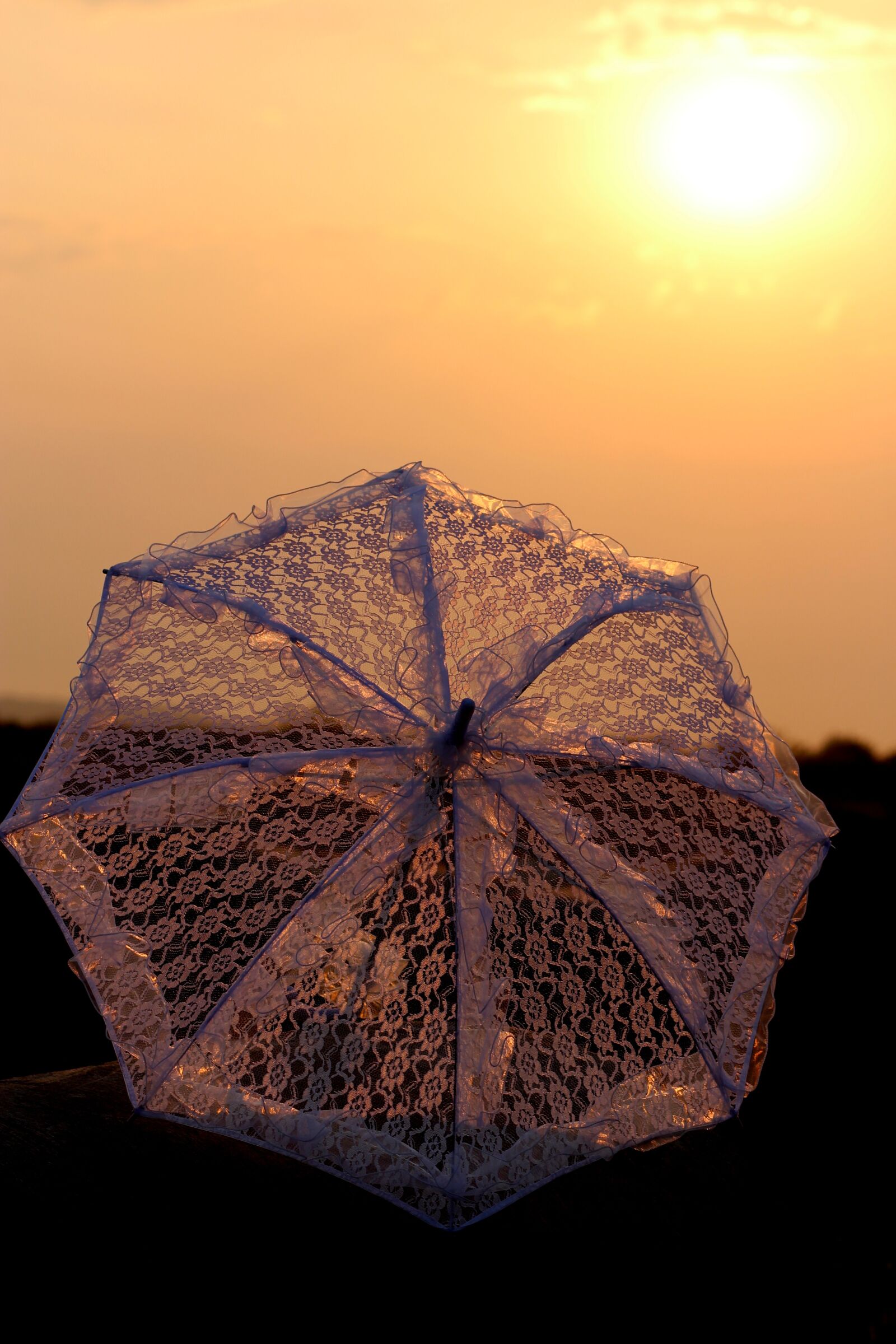 Canon EOS 700D (EOS Rebel T5i / EOS Kiss X7i) + Canon EF 85mm F1.8 USM sample photo. Sunrise, umbrella, lace photography
