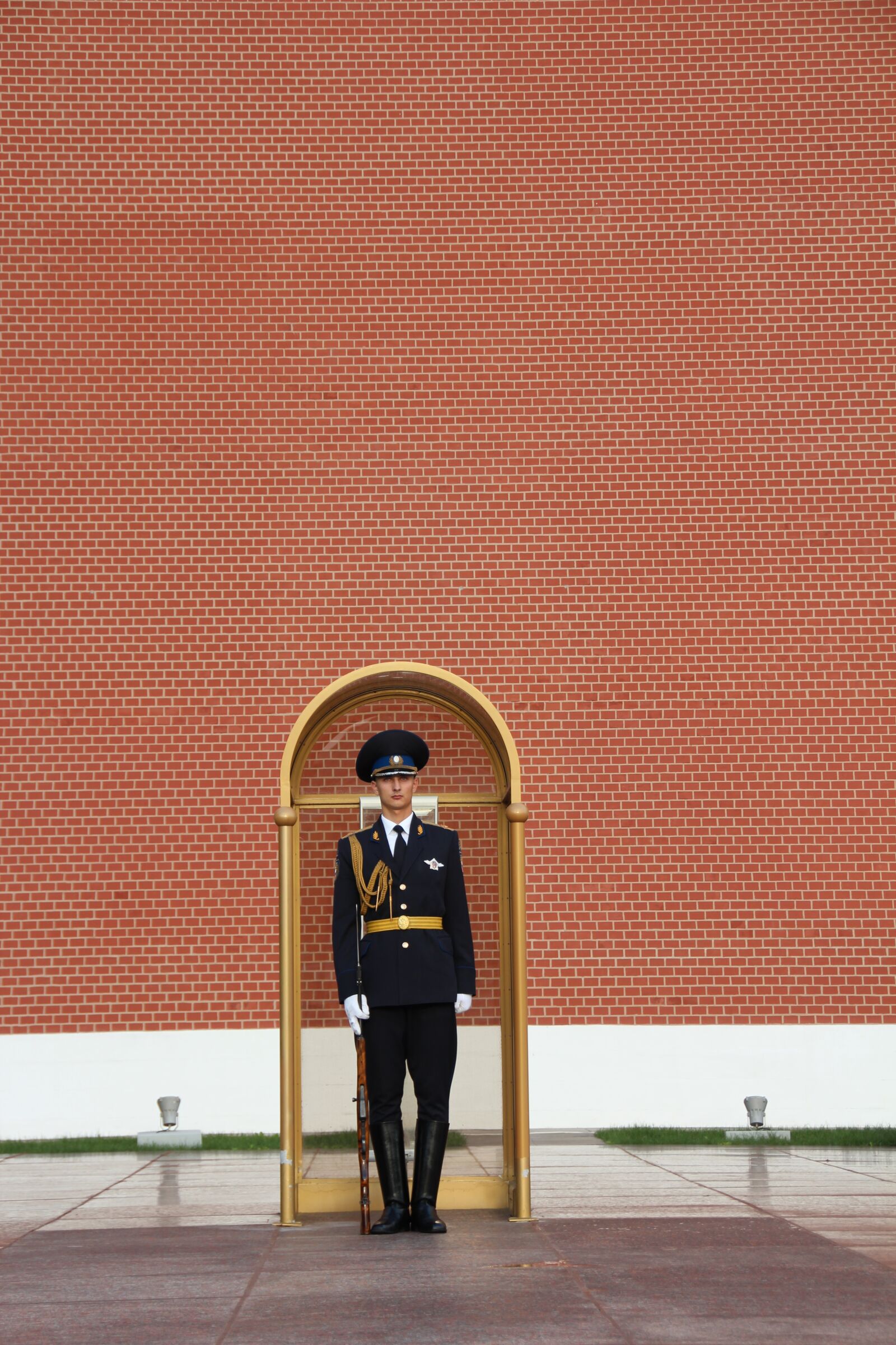 Canon EOS 600D (Rebel EOS T3i / EOS Kiss X5) sample photo. Moscow, guard, security guard photography