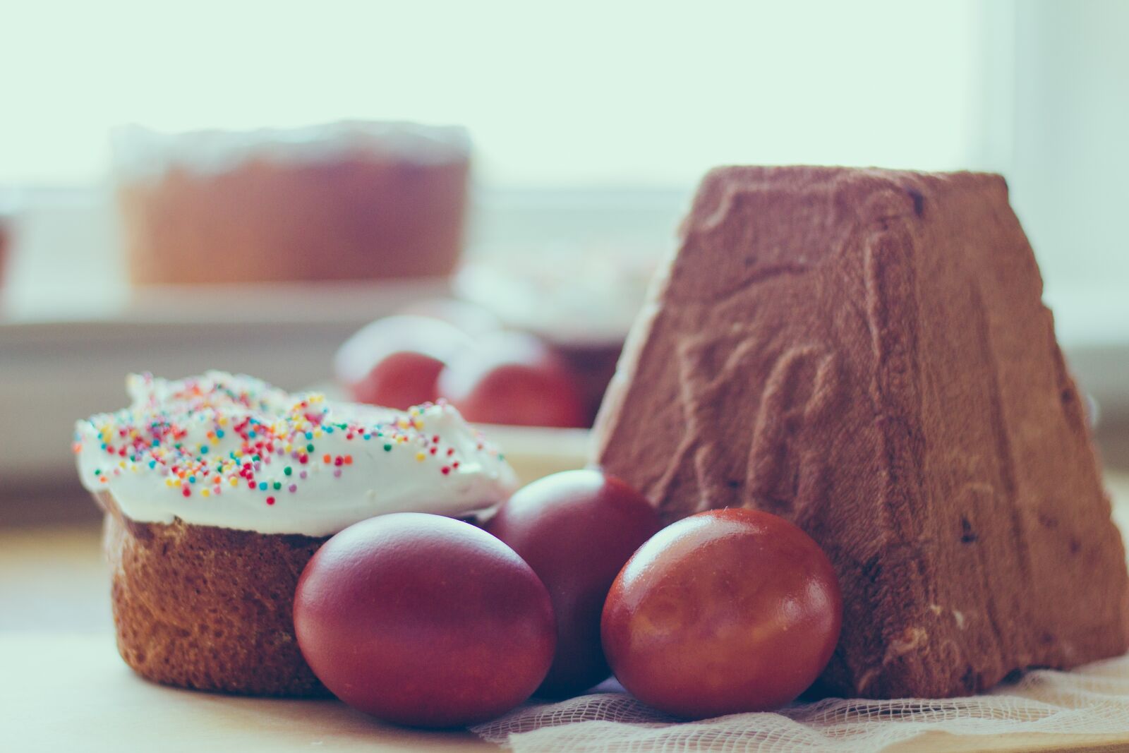 Canon EOS 1200D (EOS Rebel T5 / EOS Kiss X70 / EOS Hi) + Canon EF 50mm F1.8 STM sample photo. Easter, easter cake, eggs photography
