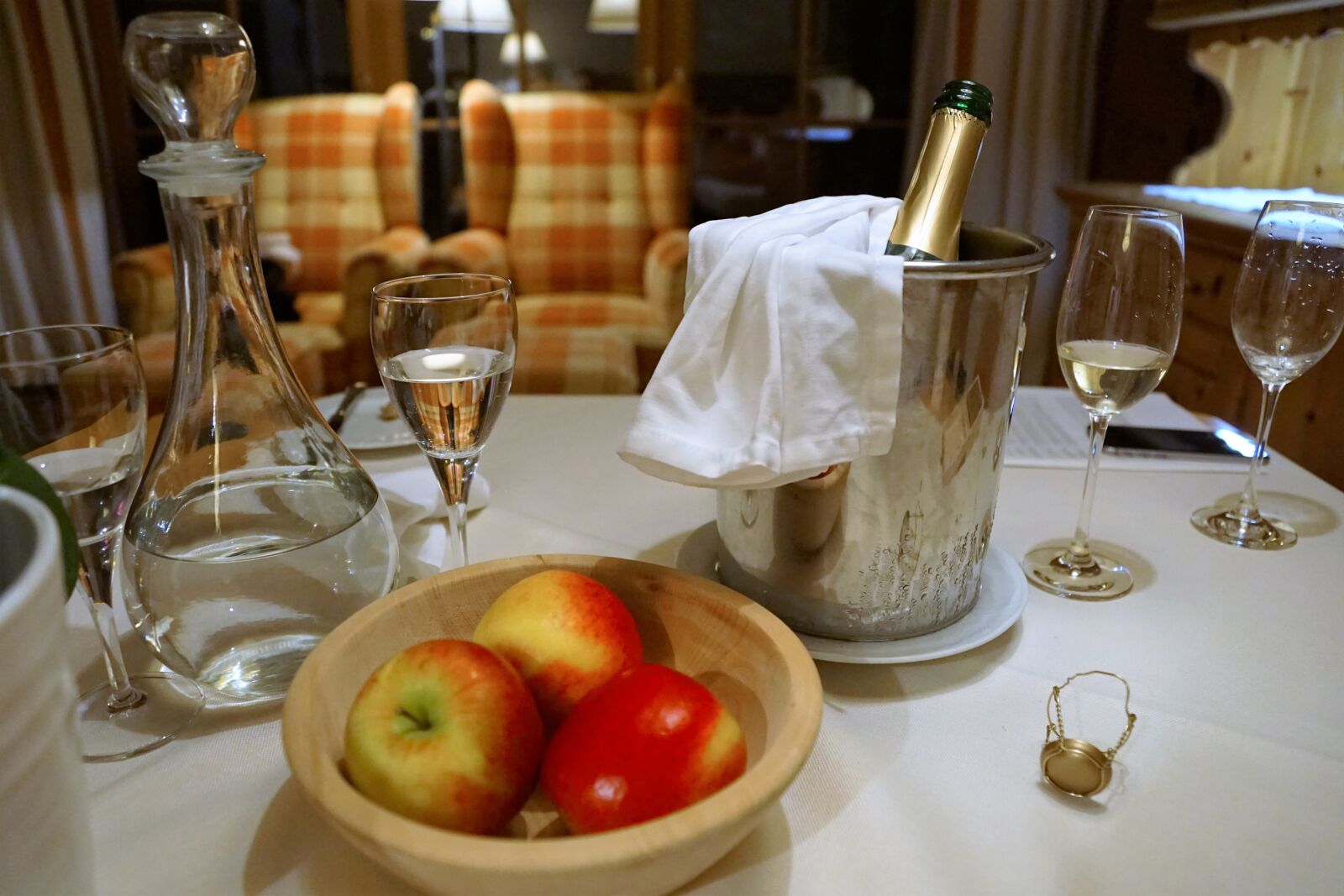 Sony ILCA-77M2 + Sony DT 16-50mm F2.8 SSM sample photo. Eat, apple, champagne photography