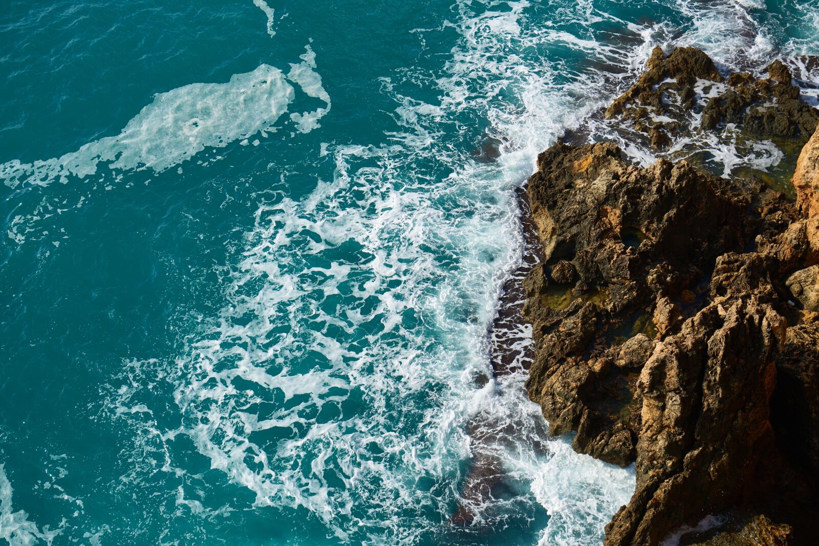 Sony a7R II sample photo. Waves, rocks, kennedy photography