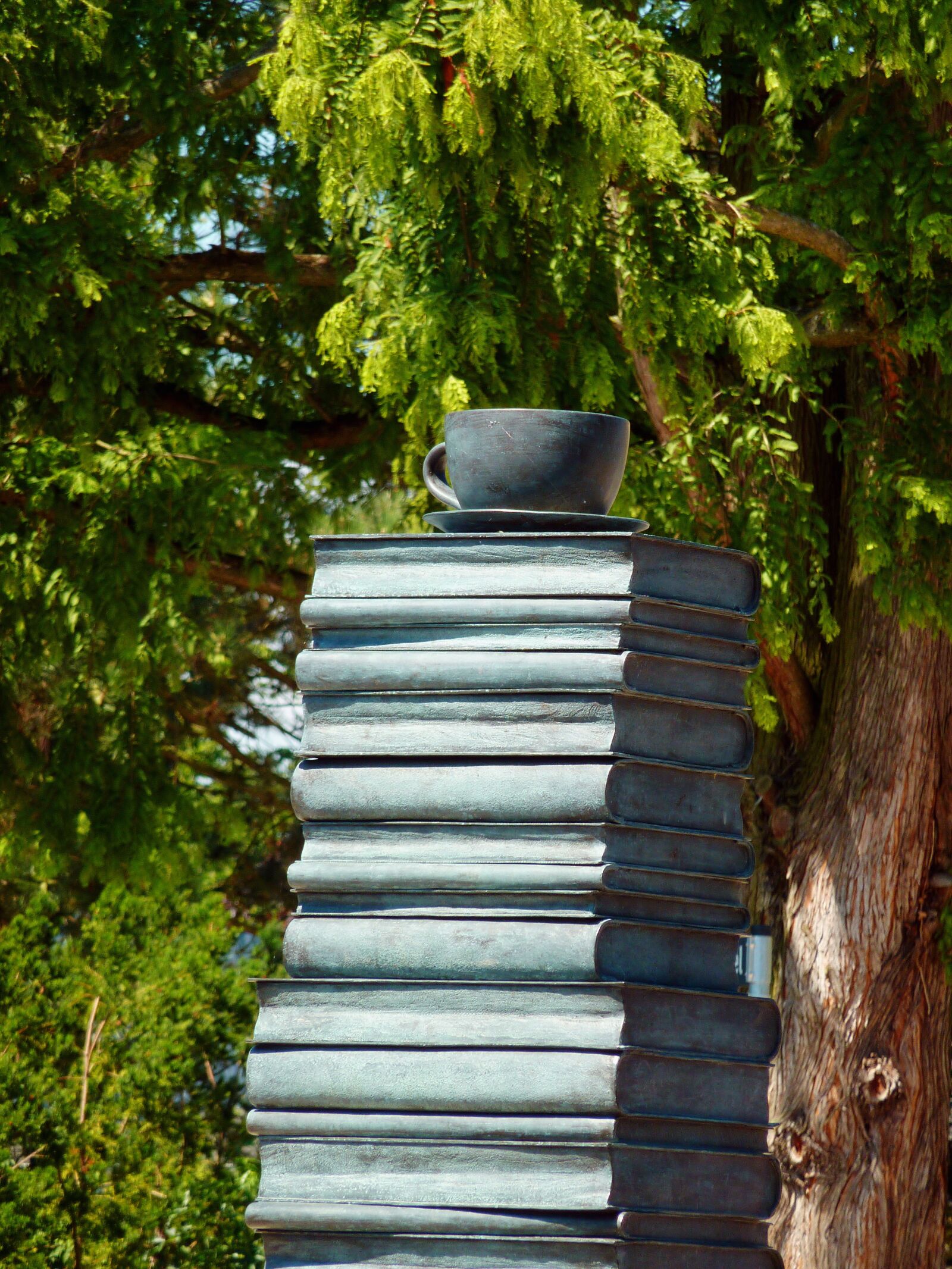 Panasonic DMC-TZ7 sample photo. Books sculpture, sculpture, monument photography