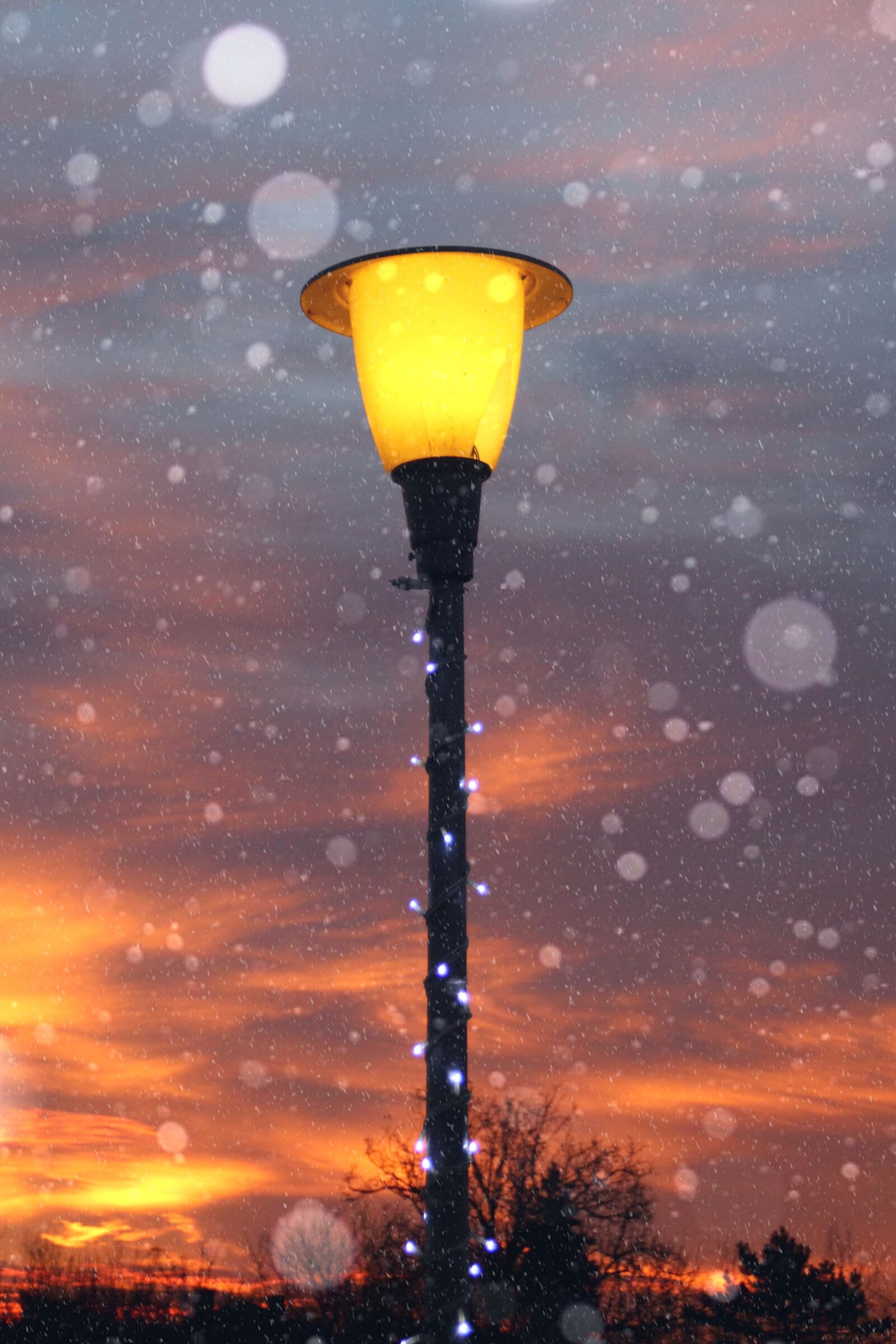 Canon EOS 700D (EOS Rebel T5i / EOS Kiss X7i) sample photo. Sunrise, lantern, snow photography