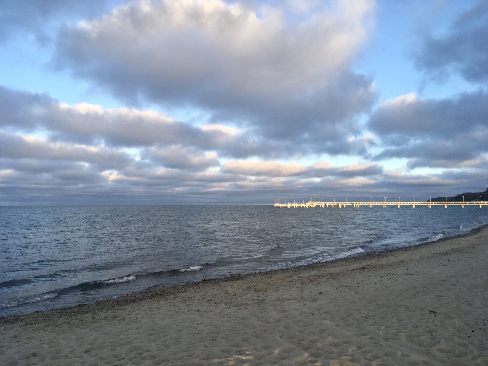 iPhone SE back camera 4.15mm f/2.2 sample photo. Sea, beach, clouds photography