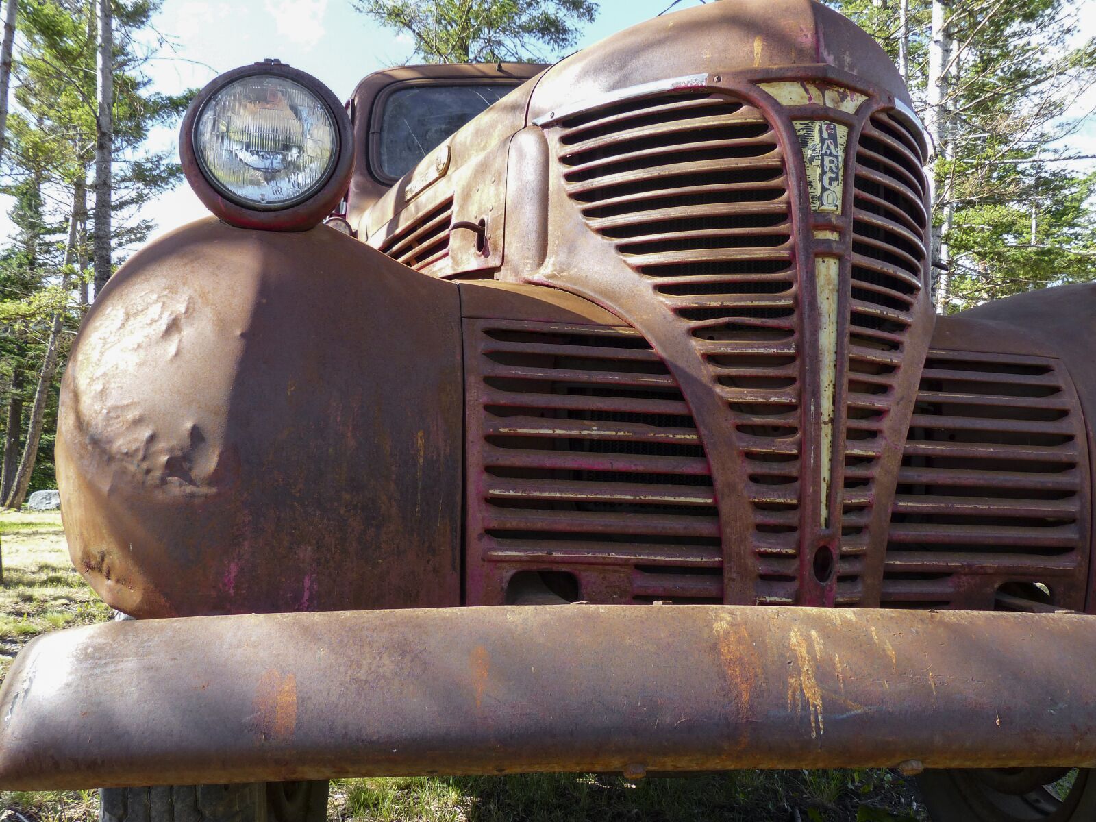 Panasonic Lumix DMC-FZ200 sample photo. Truck, old, rusty photography