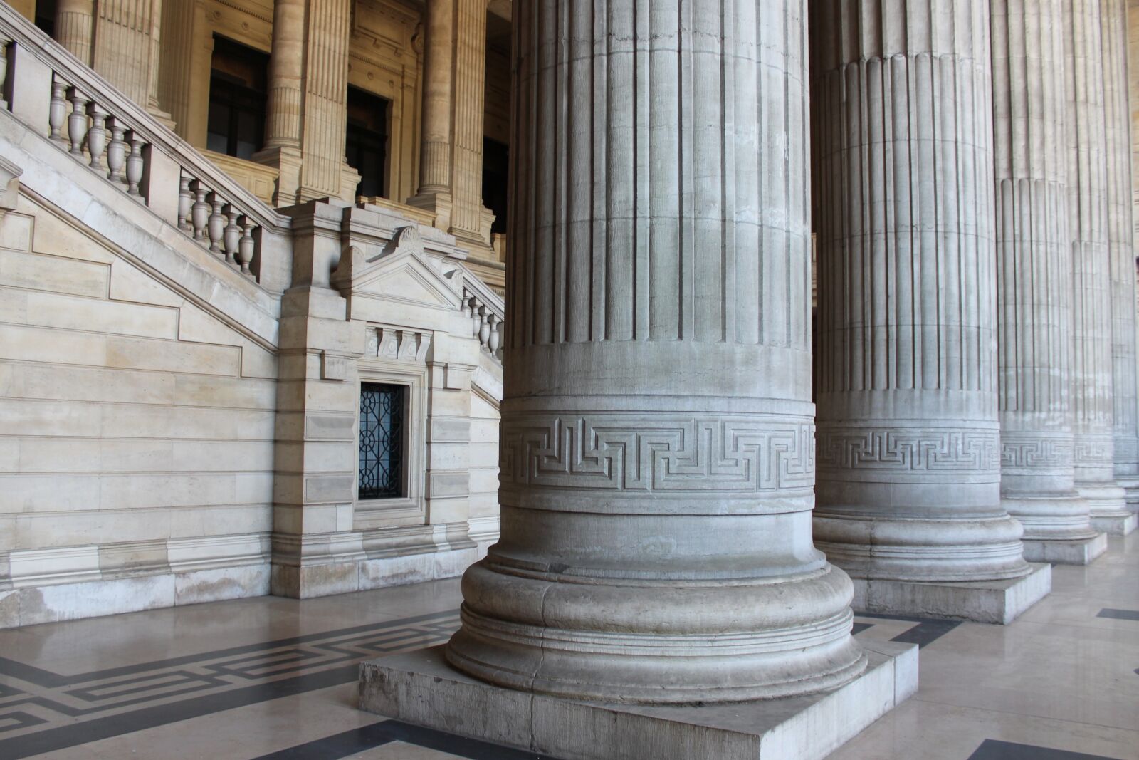 Canon EOS 1300D (EOS Rebel T6 / EOS Kiss X80) sample photo. Palais de justice de photography