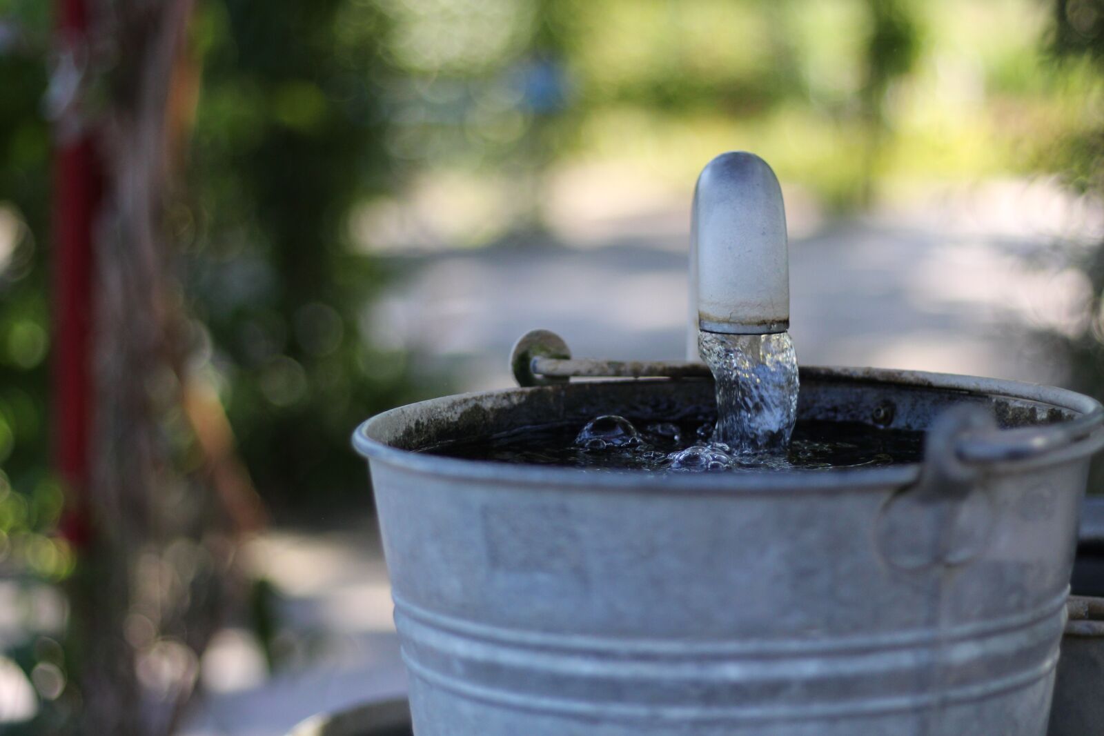 Canon EOS 700D (EOS Rebel T5i / EOS Kiss X7i) + Canon EF 50mm F1.8 STM sample photo. Bucket, water, drop photography