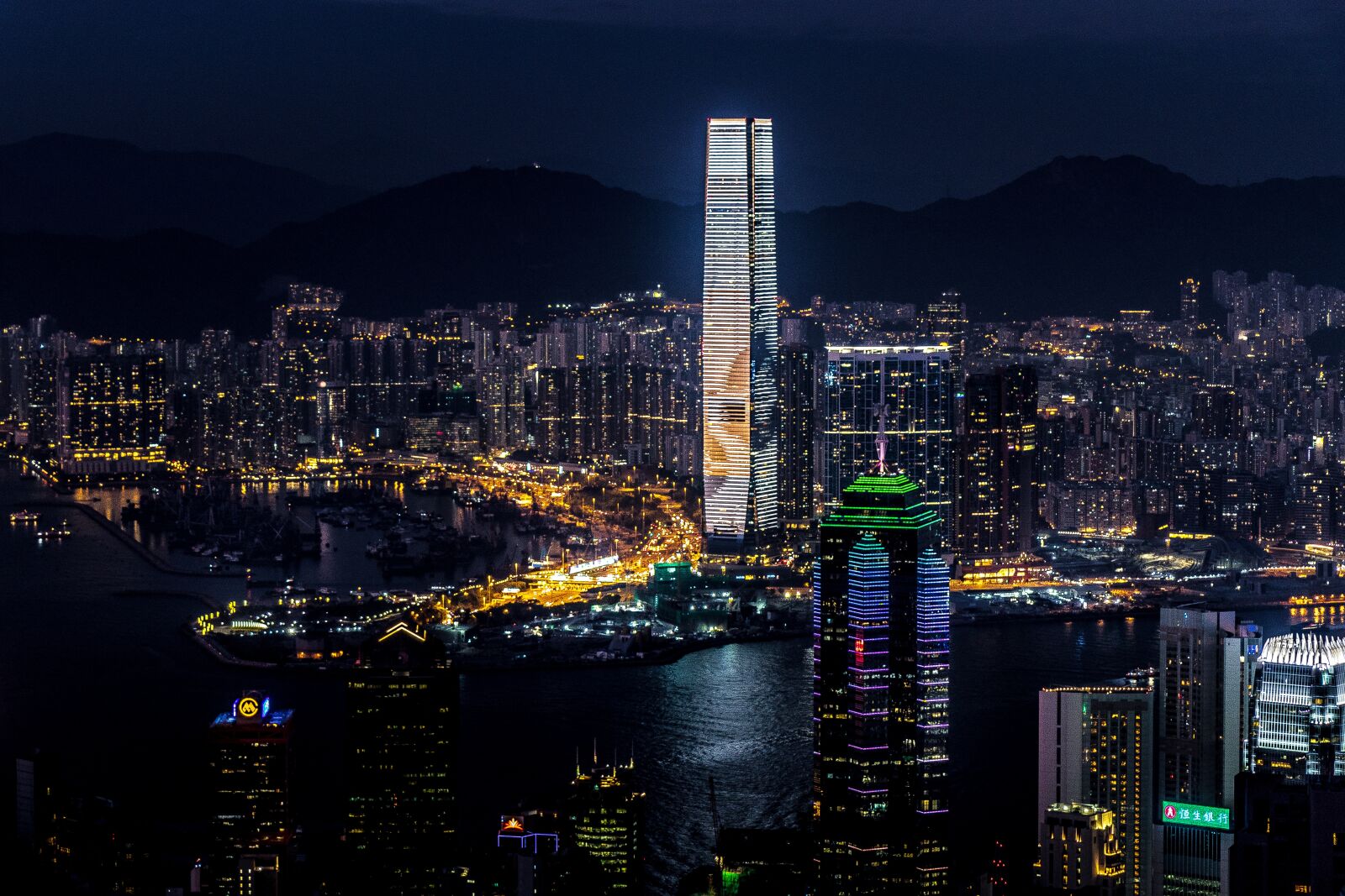 Canon EF-S 18-135mm F3.5-5.6 IS USM sample photo. Hong kong, city, building photography