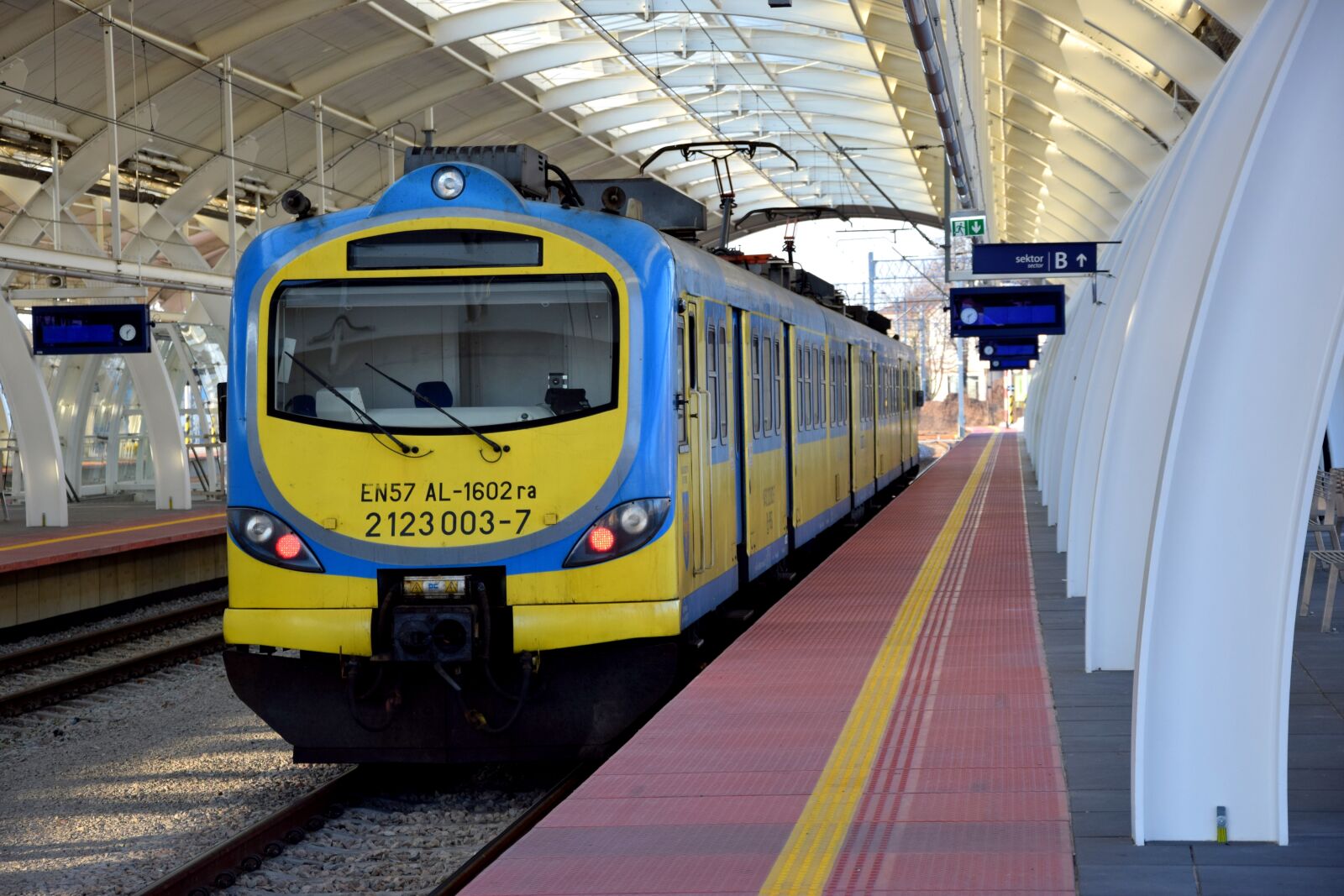 Nikon D5300 sample photo. Railway station, peron, train photography