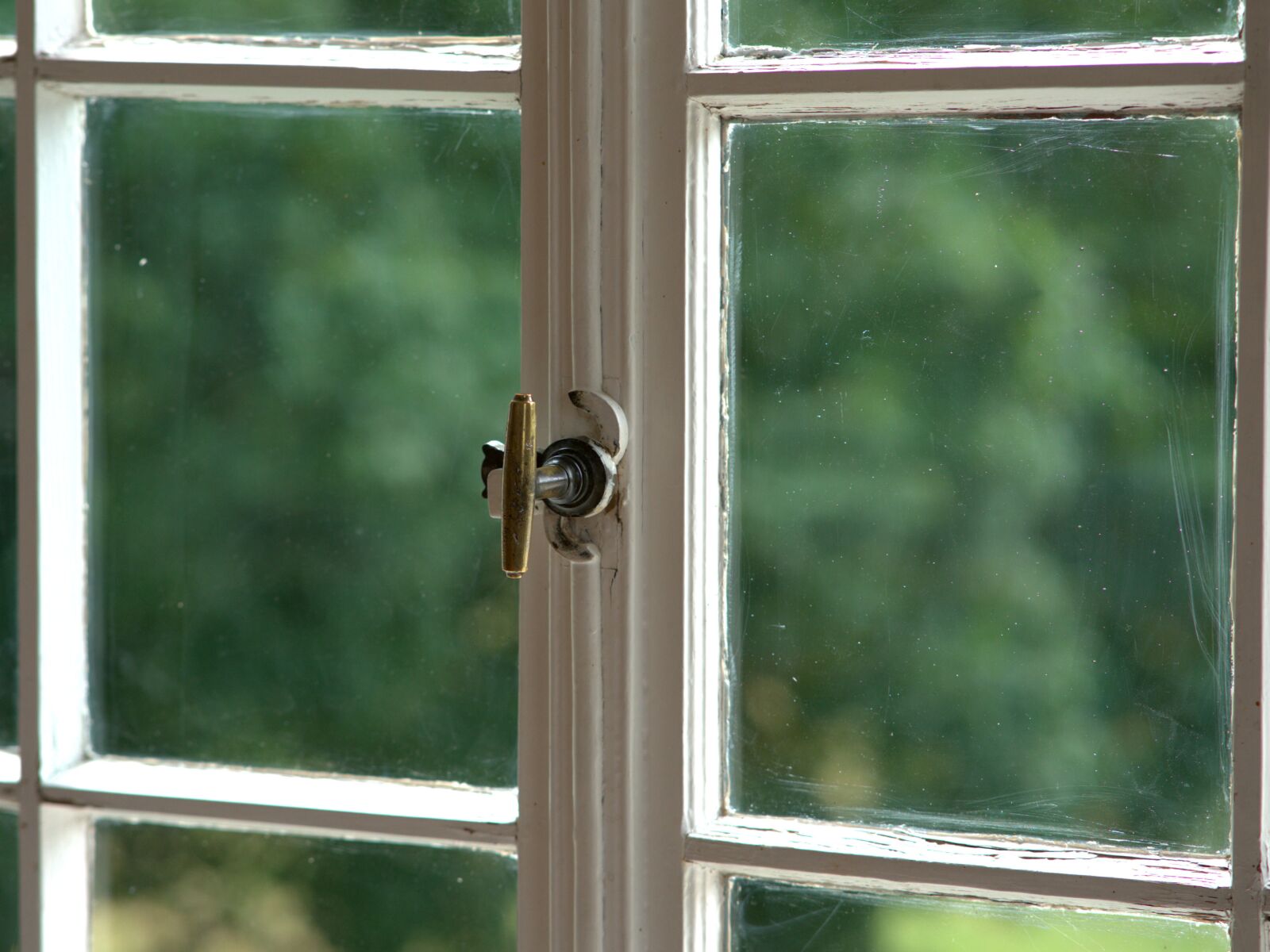 Sony a7 II + Sony FE 85mm F1.8 sample photo. Window, glass, old photography