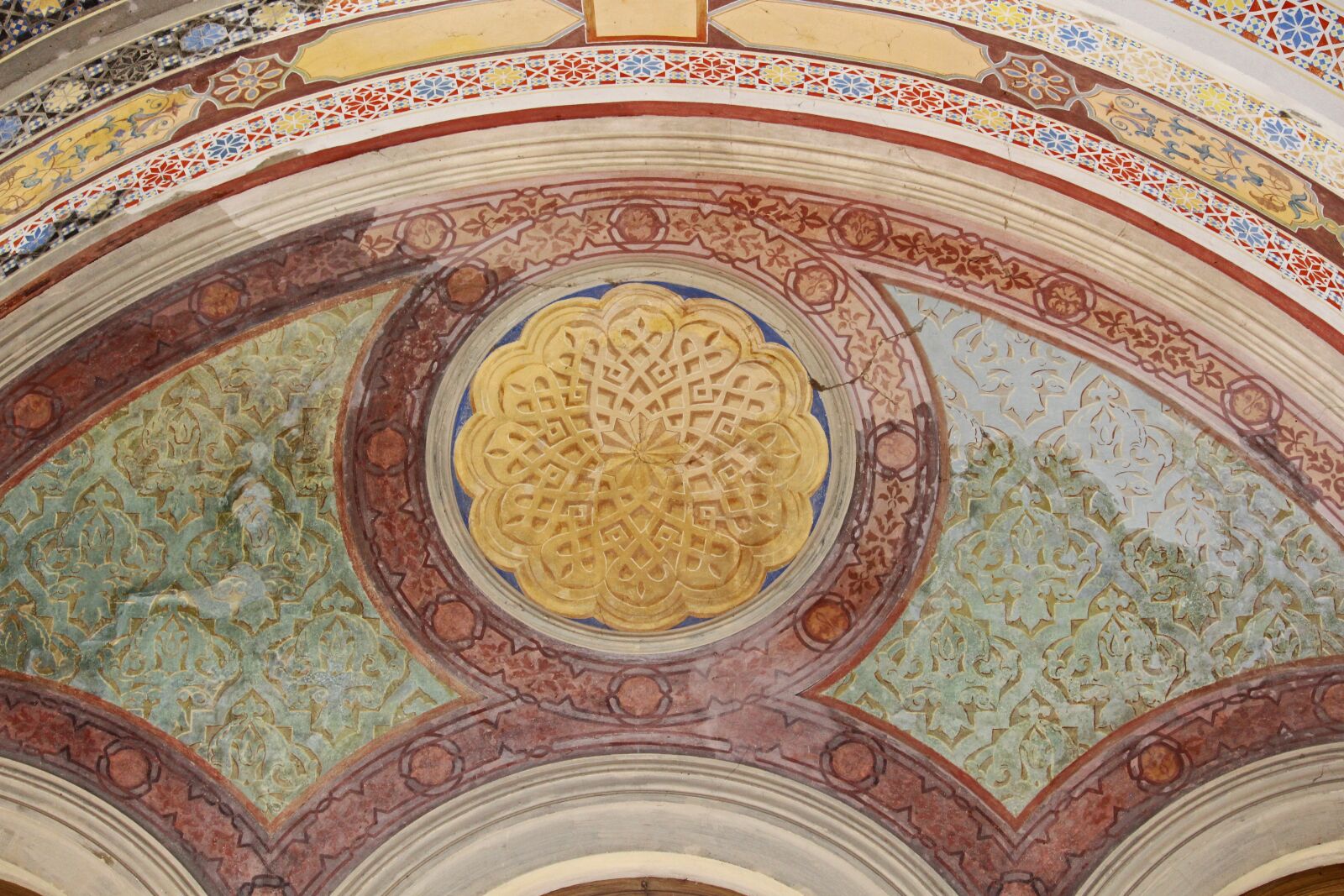 Canon EF-S 55-250mm F4-5.6 IS STM sample photo. Cover painting, mural, belvedere photography