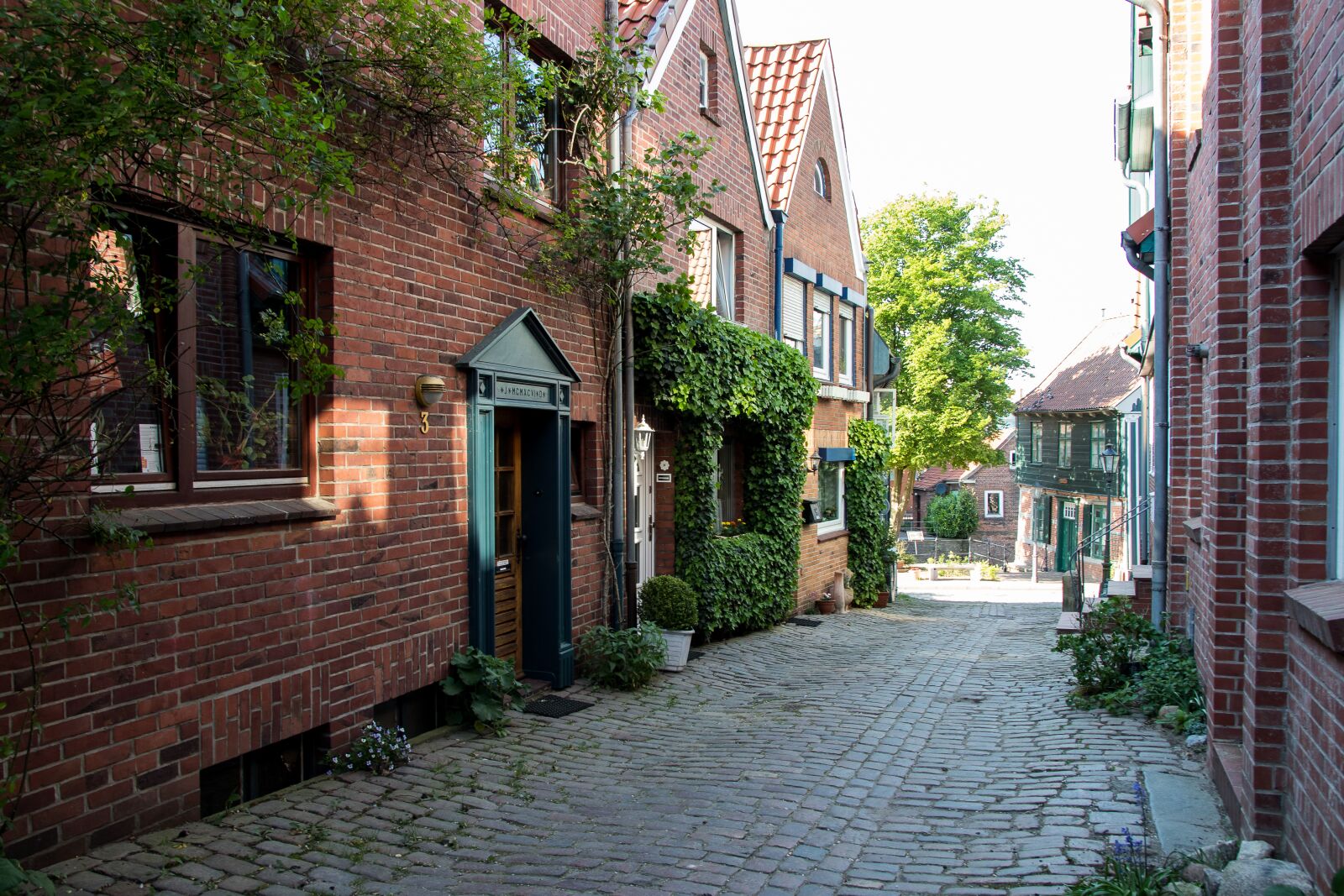 Canon EOS 80D sample photo. Alley, road, architecture photography