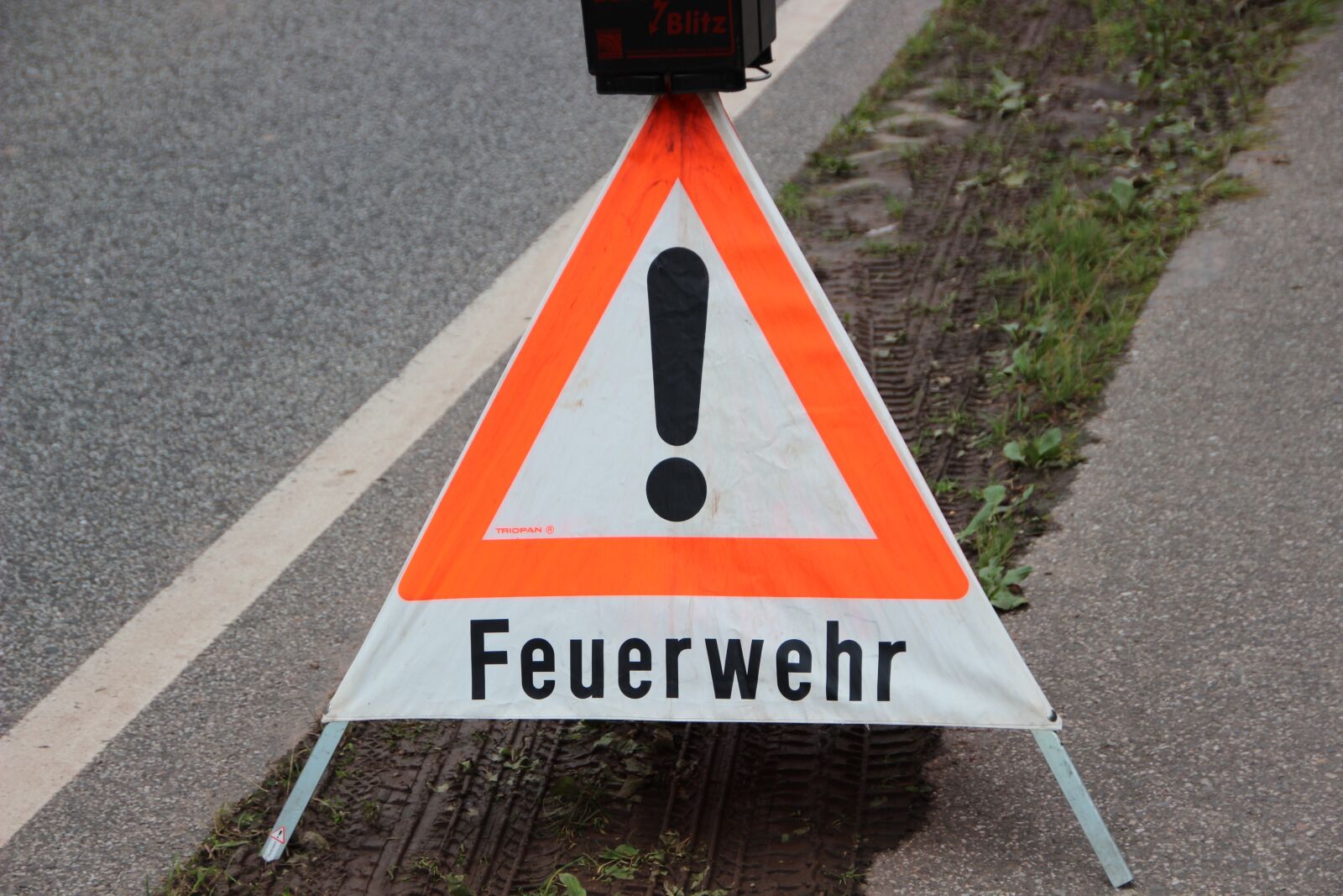 Canon EOS 600D (Rebel EOS T3i / EOS Kiss X5) sample photo. Warnschild, fire, signal photography