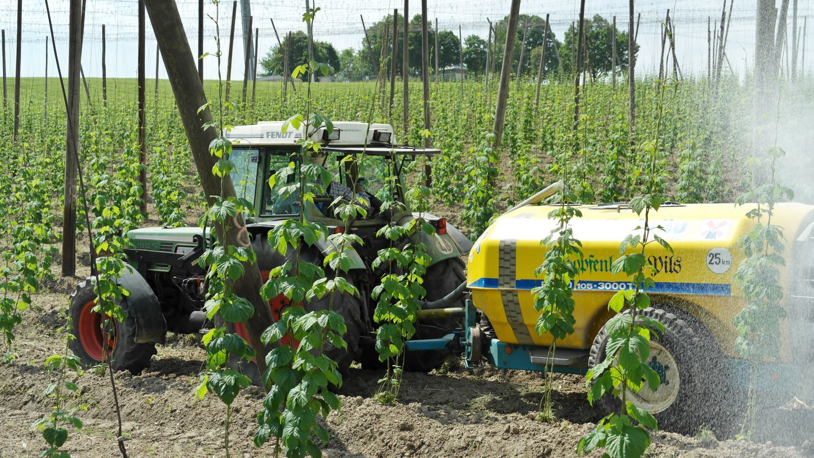 Samsung NX20 sample photo. Agriculture, tractor, arable photography