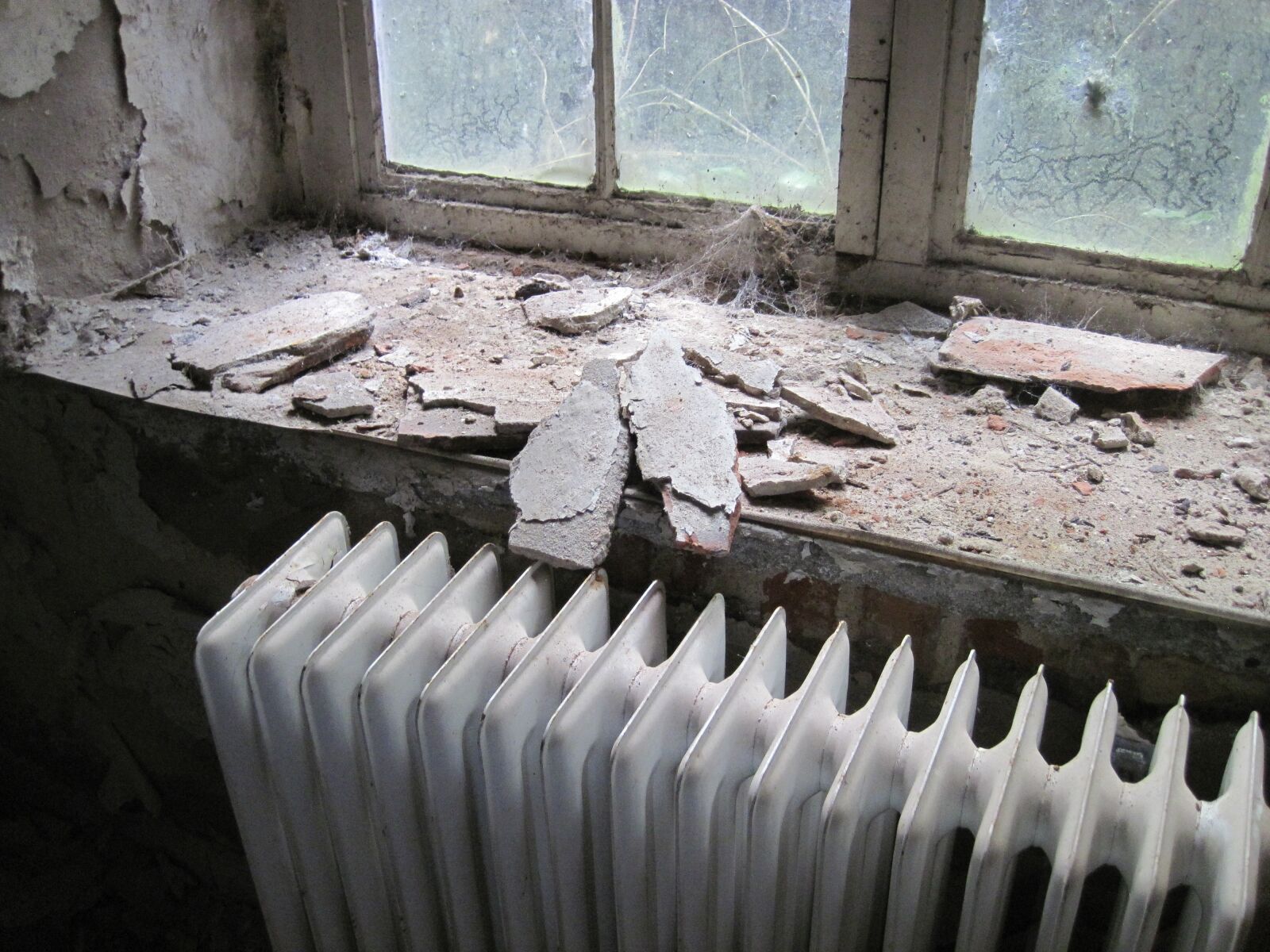 Canon PowerShot D10 sample photo. Window, heating, old photography