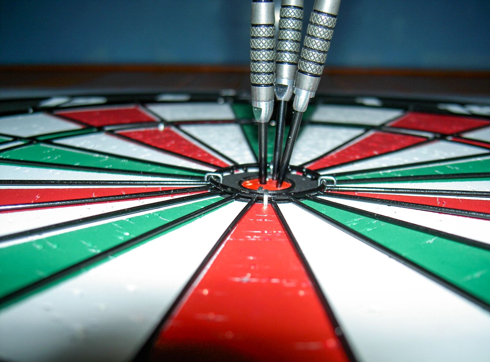 KONICA MINOLTA DIGITAL CAMERA KD-400Z sample photo. Darts, arrows, center photography