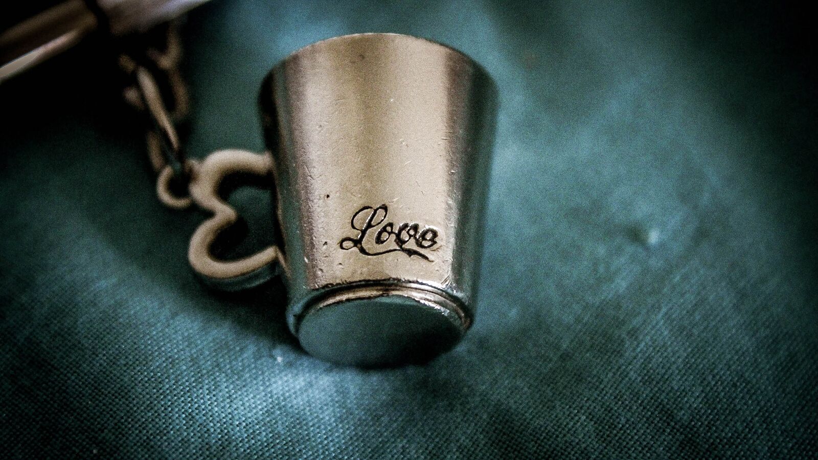 Canon EOS 700D (EOS Rebel T5i / EOS Kiss X7i) sample photo. Cup, love, chain photography