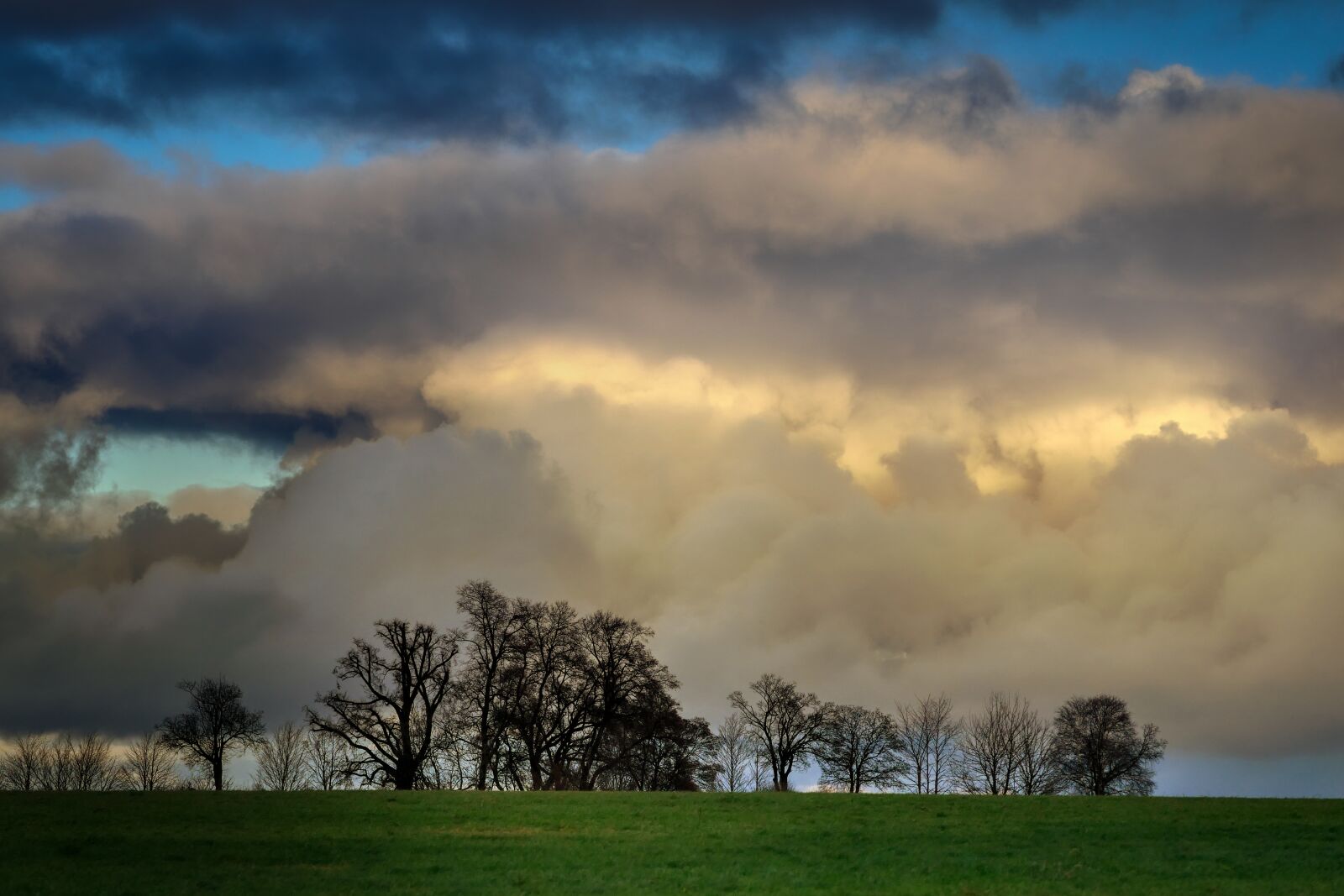 Panasonic Lumix DMC-GX8 sample photo. Clouds, abendstimmung, barbed wire photography