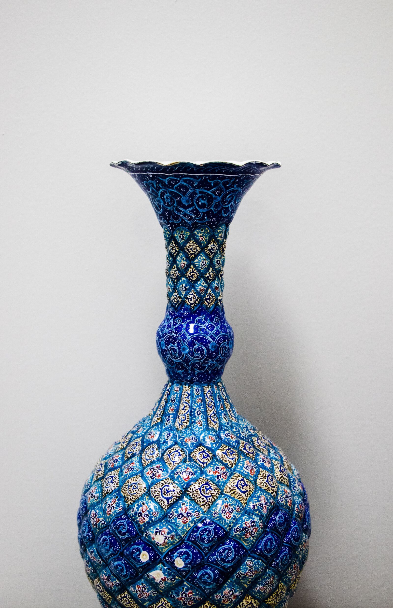 Canon EF-S 18-135mm F3.5-5.6 IS USM sample photo. Vase, wall, text photography