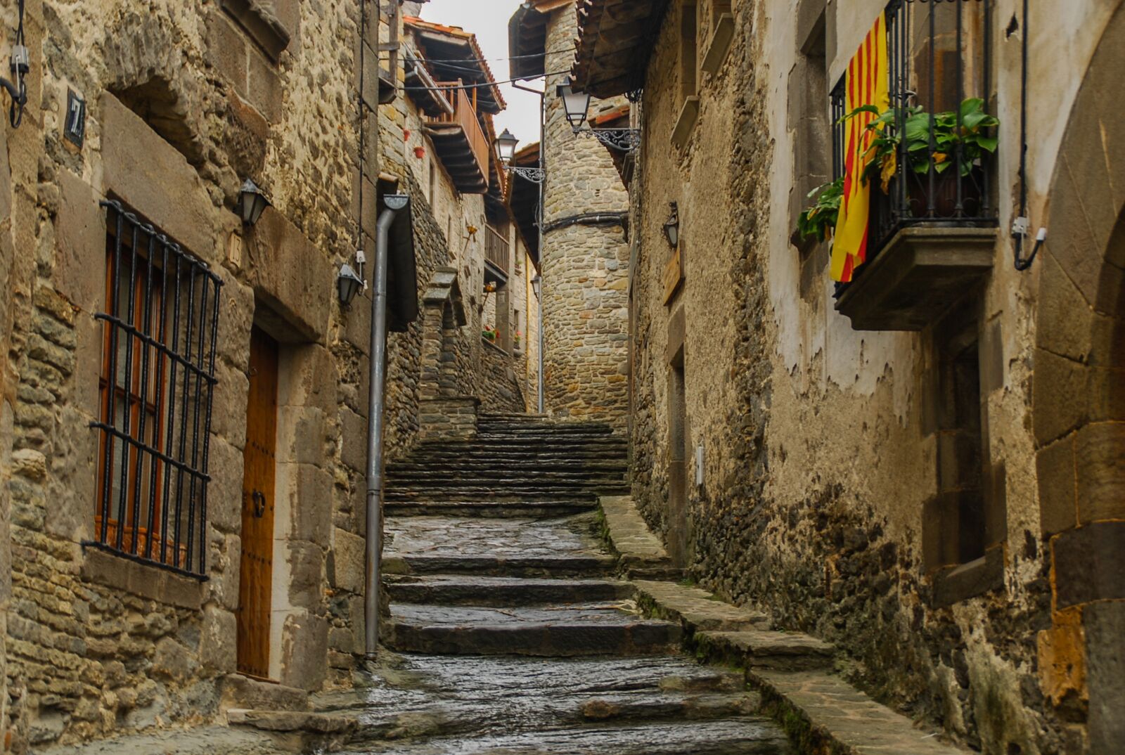 Nikon D60 sample photo. Architecture, old, strait photography