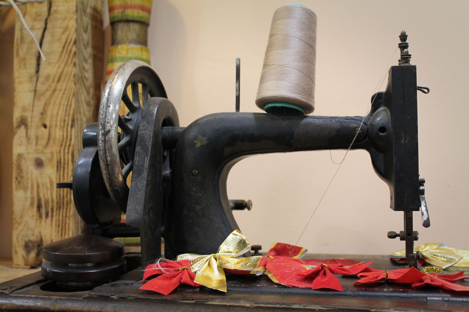 Canon EOS 1100D (EOS Rebel T3 / EOS Kiss X50) sample photo. Sewing, old equipment, retro photography