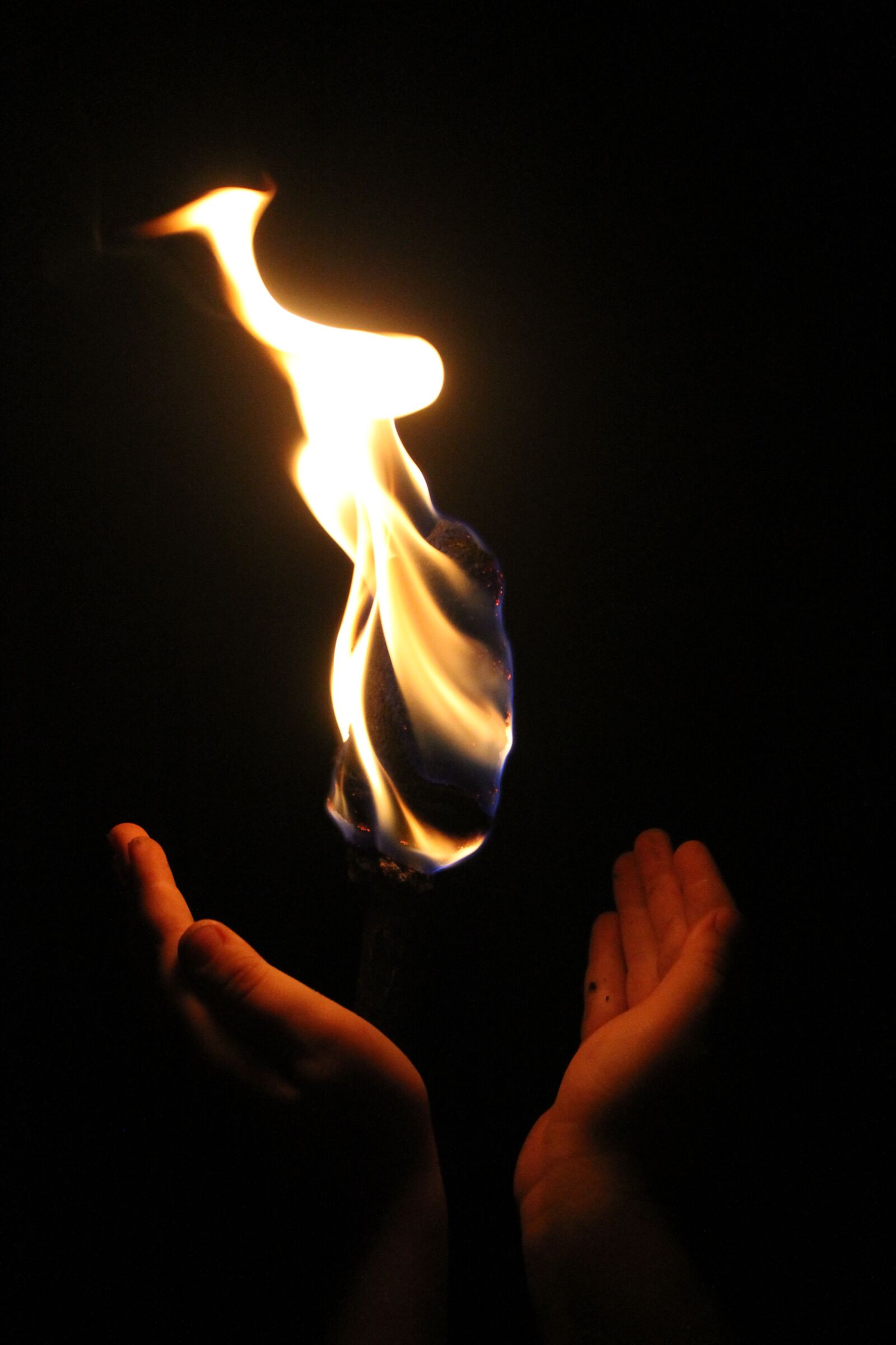 Canon EOS 1100D (EOS Rebel T3 / EOS Kiss X50) sample photo. Hands, warmly, fire photography