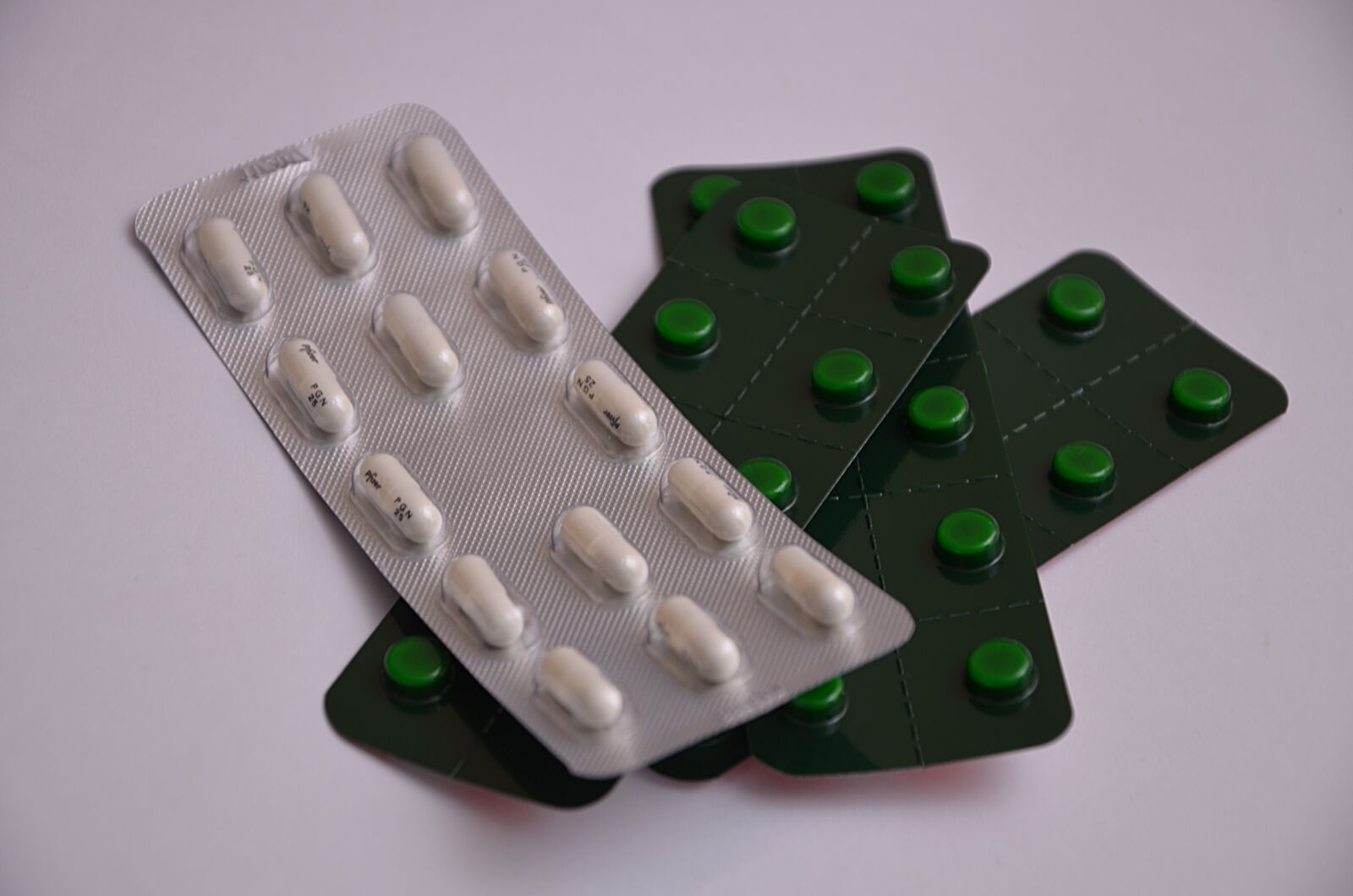 Nikon D5100 sample photo. Gelules, maladie, medecine, medicaments photography