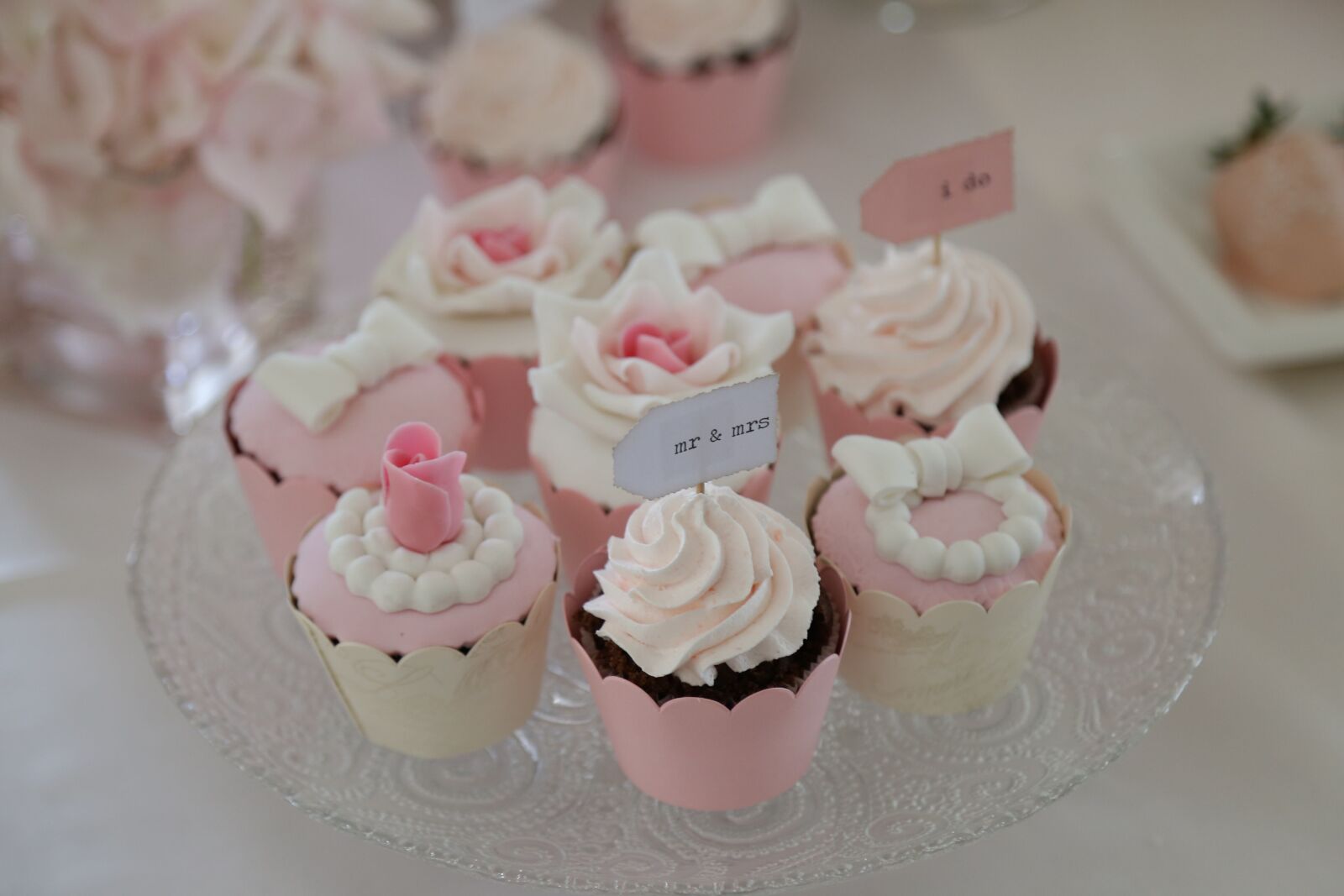 Canon EF 24-105mm F4L IS USM sample photo. Wedding, pinkish, cupcake, cream photography